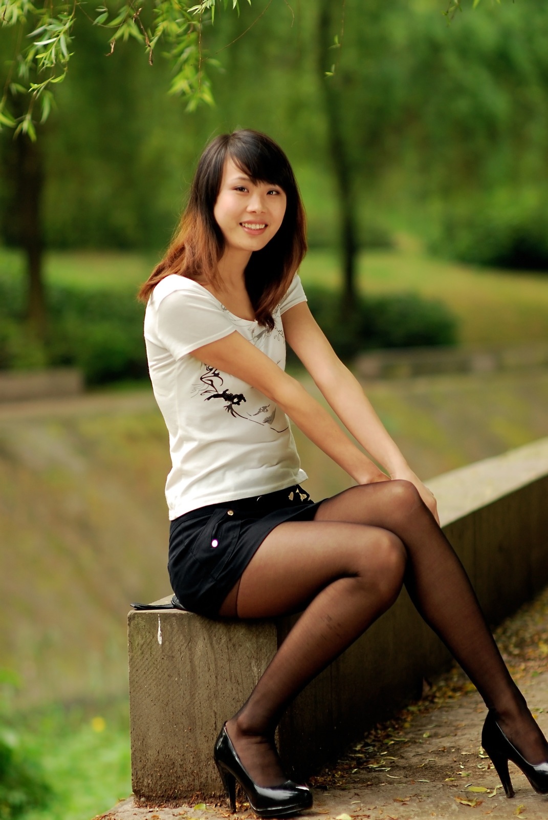 [户外街拍] 2013.07.31 超长美腿妹妹黑丝诱人