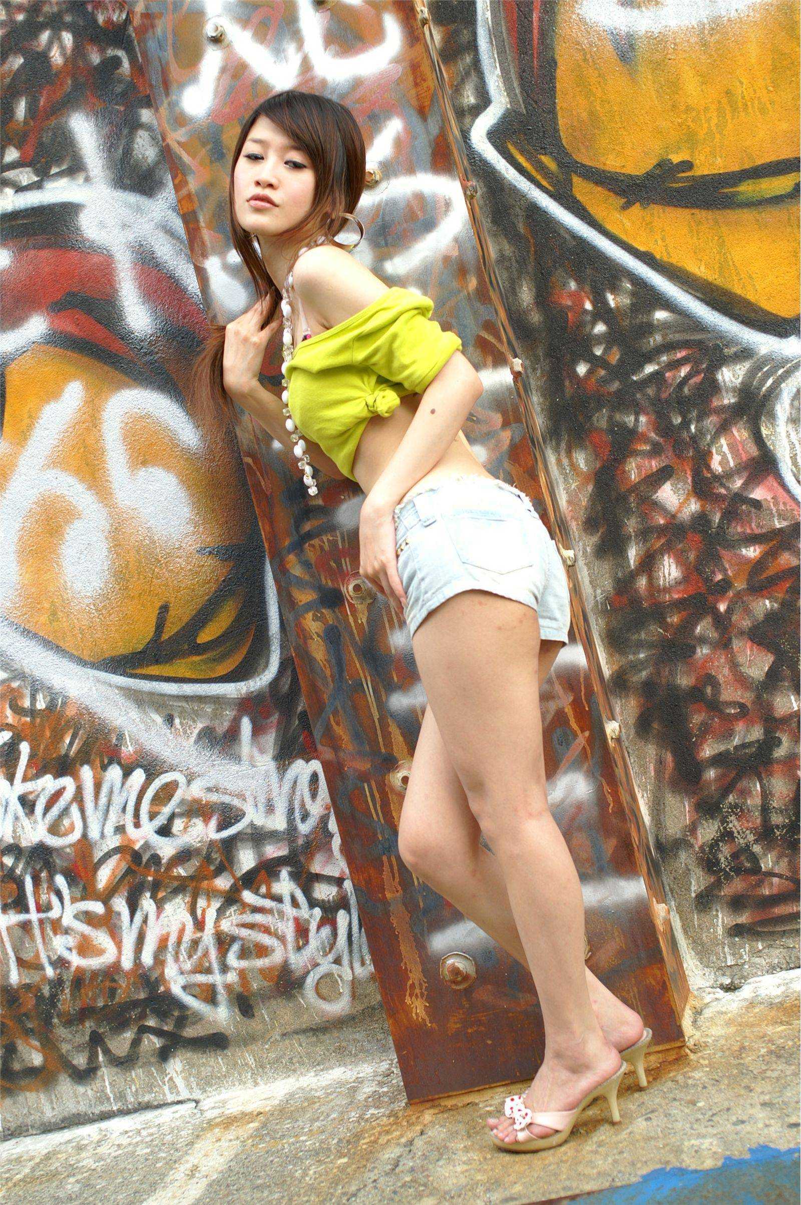 milk 高清美女性感套图 户外写真