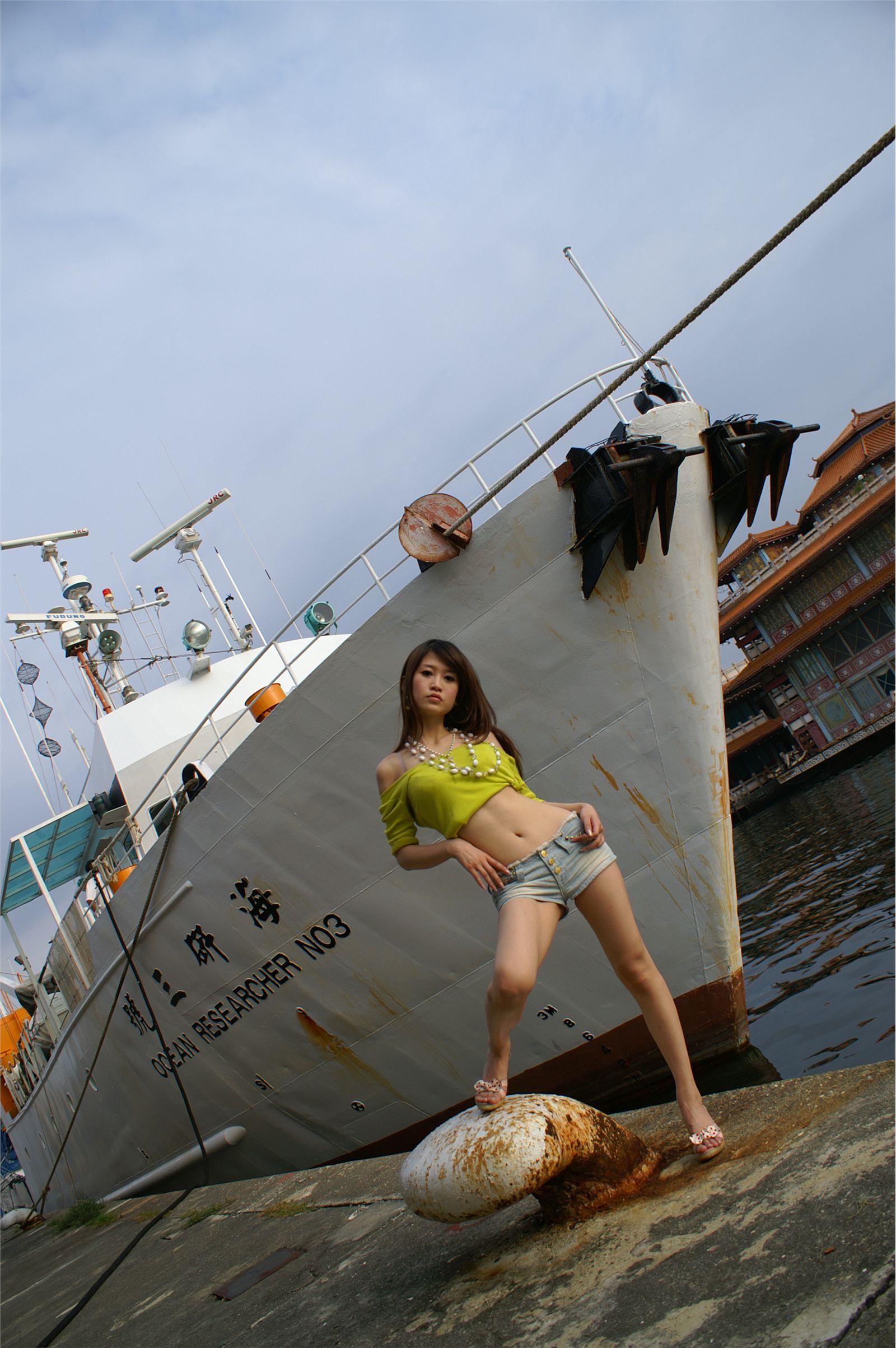 milk 高清美女性感套图 户外写真