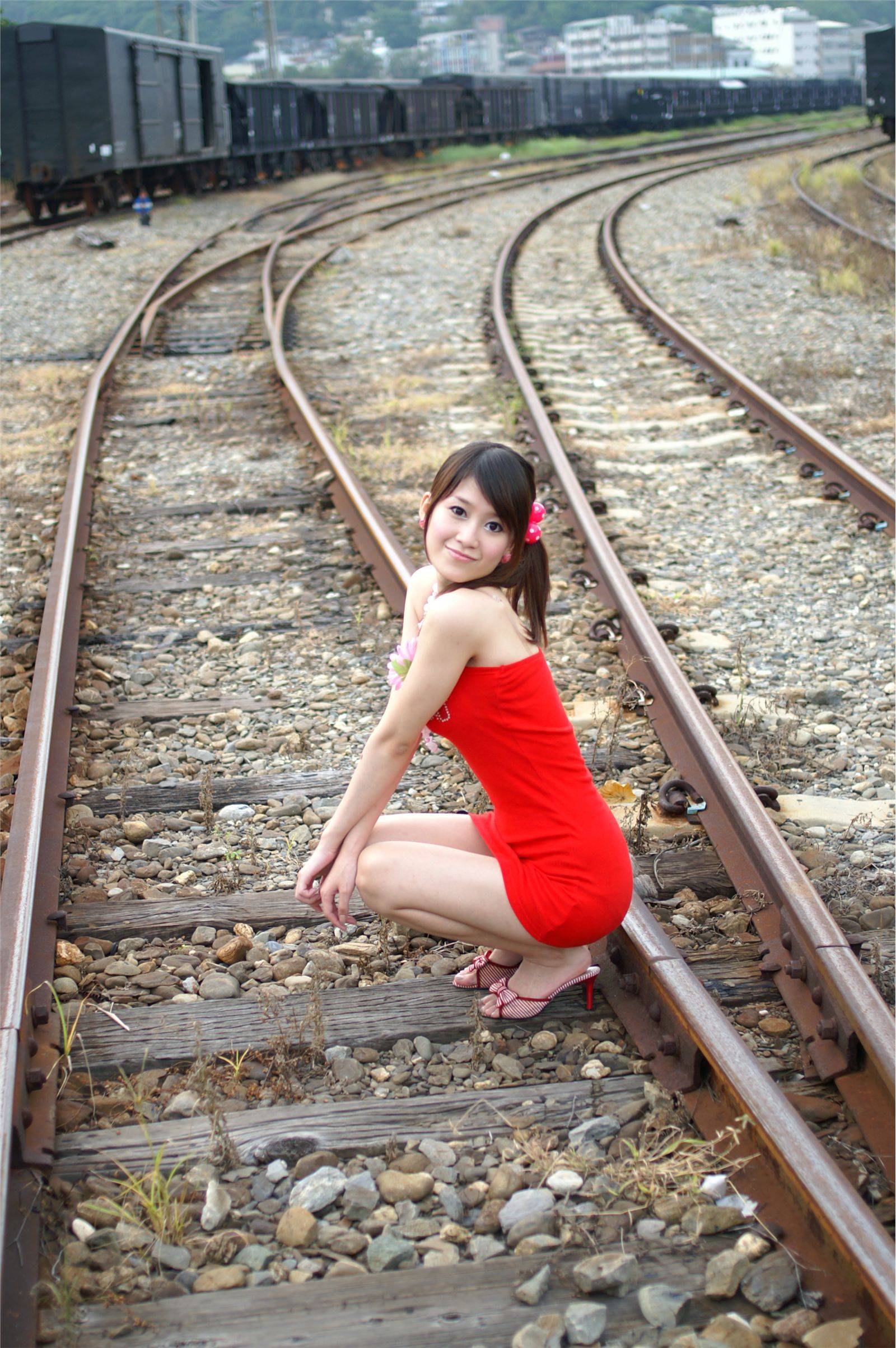 milk 高清美女性感套图 户外写真