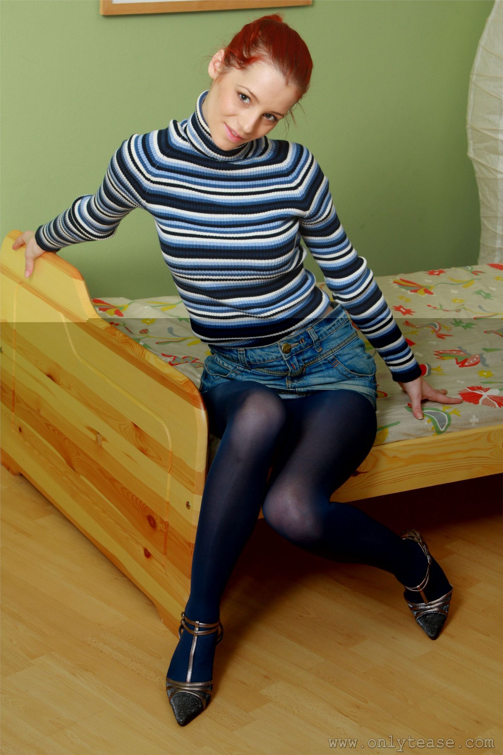 onlytease系列之Arie少女的连体紫丝 欧美丝袜系列套图