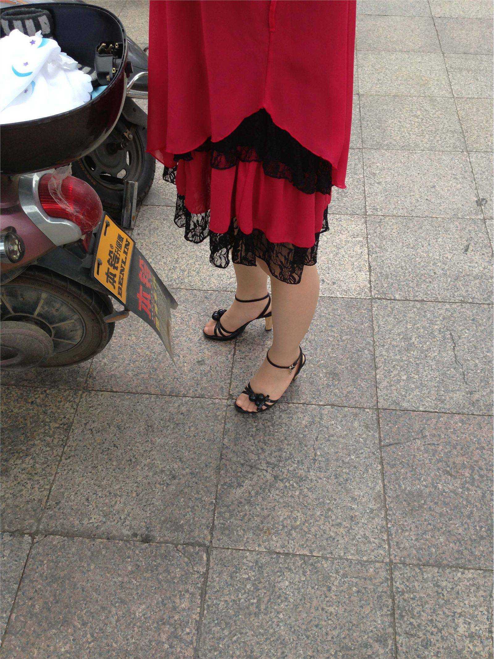 [户外街拍] 2013.07.31 超薄肉丝黑高跟！