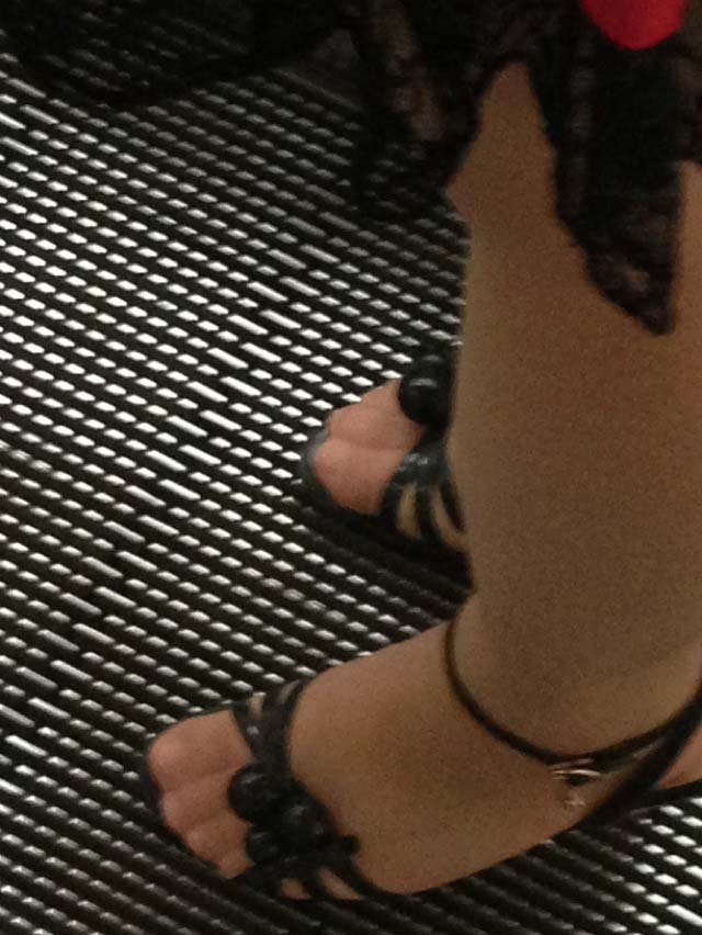 [户外街拍] 2013.07.31 超薄肉丝黑高跟！