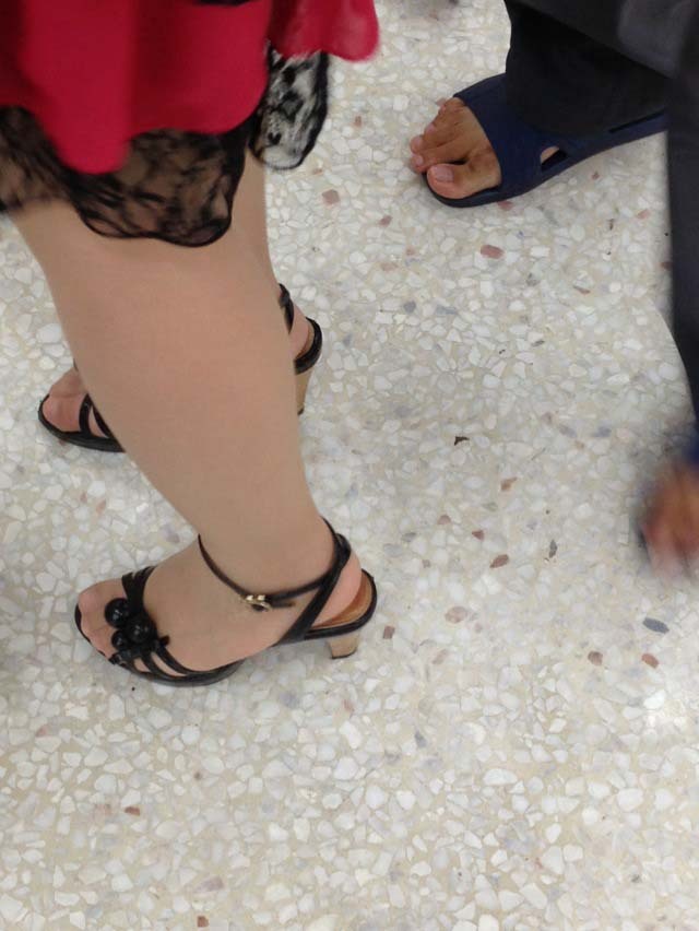 [户外街拍] 2013.07.31 超薄肉丝黑高跟！