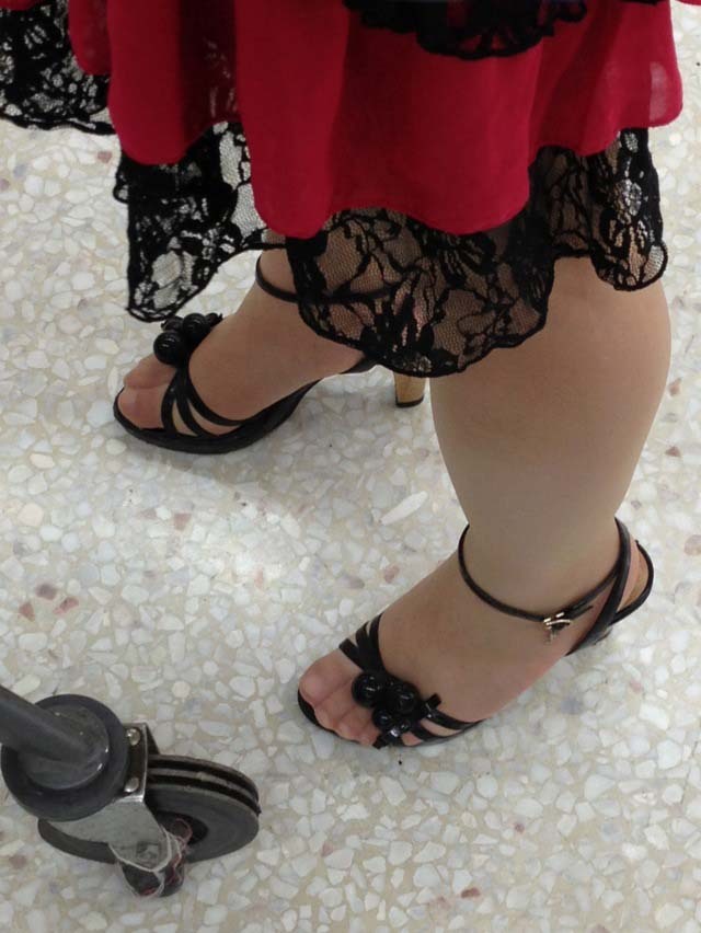 [户外街拍] 2013.07.31 超薄肉丝黑高跟！