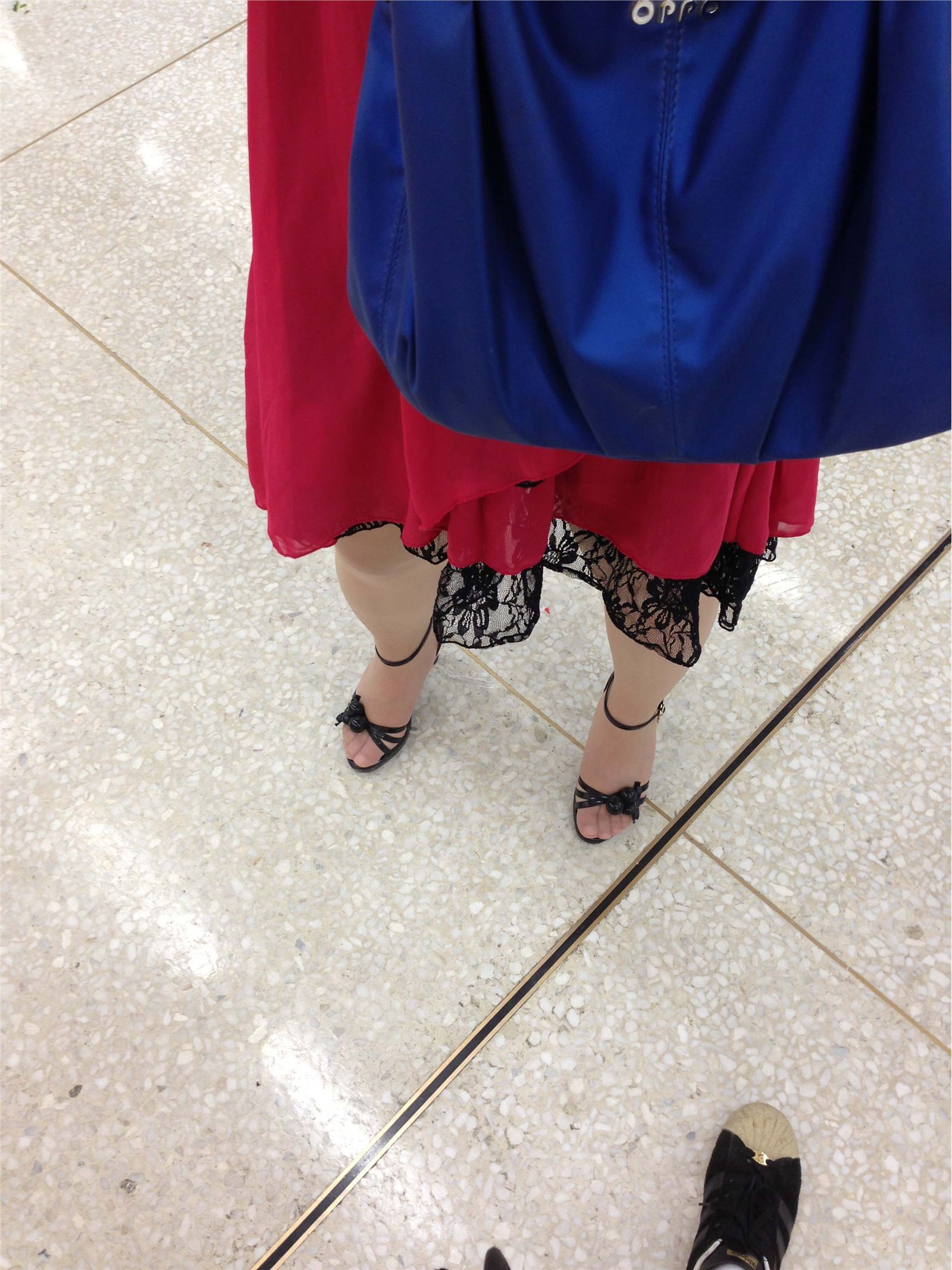 [户外街拍] 2013.07.31 超薄肉丝黑高跟！