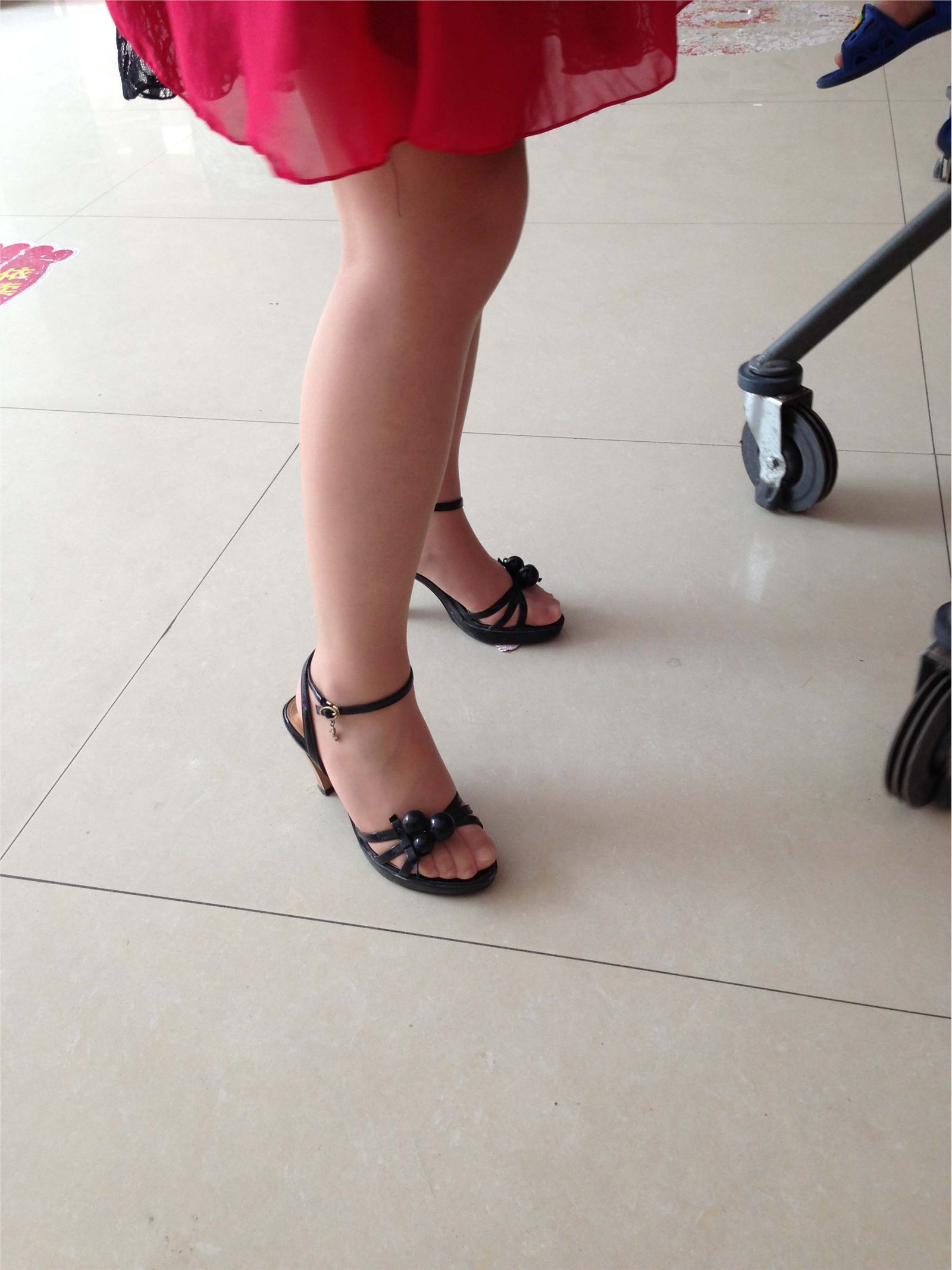 [户外街拍] 2013.07.31 超薄肉丝黑高跟！