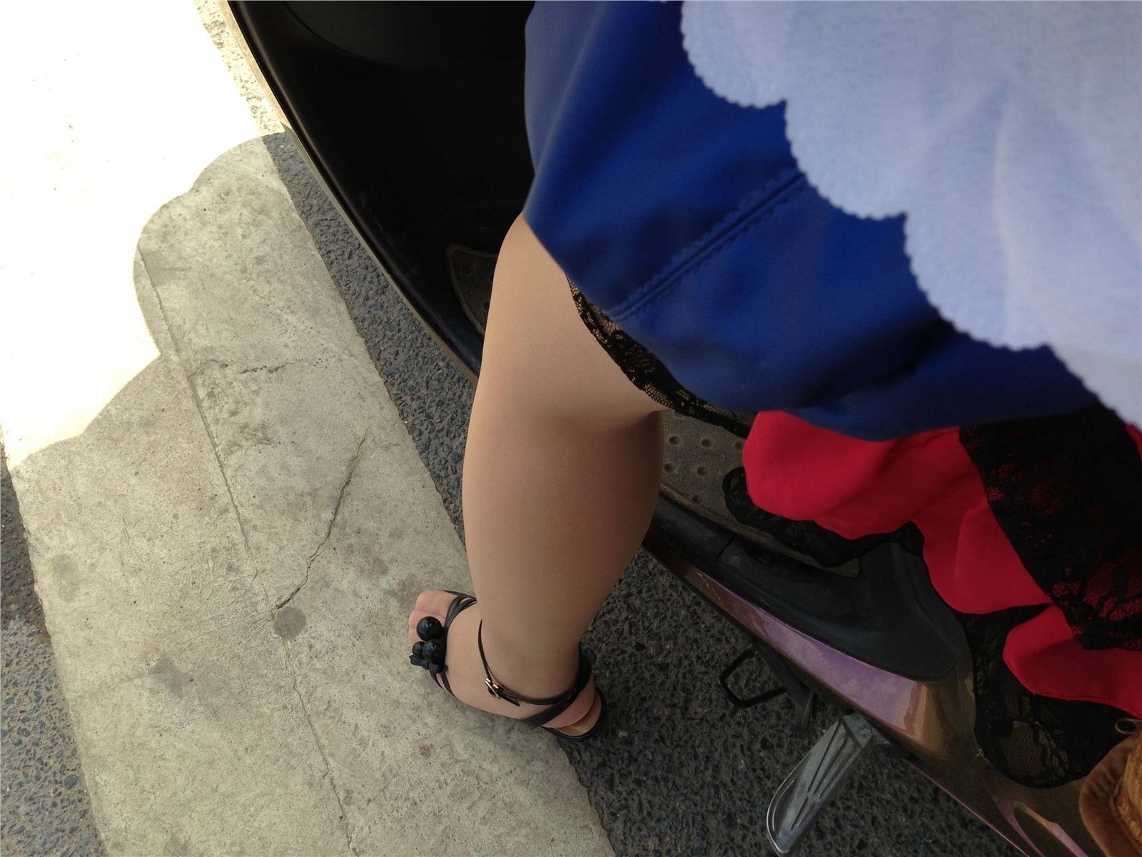 [户外街拍] 2013.07.31 超薄肉丝黑高跟！