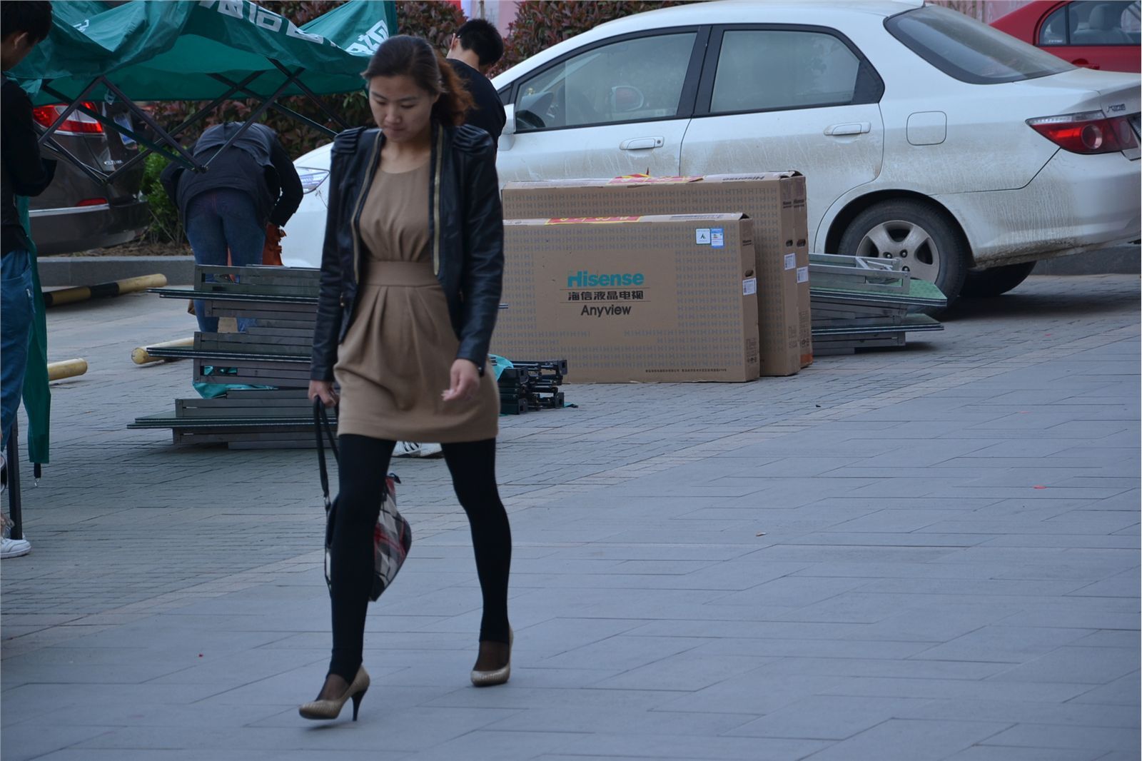 [户外街拍] 2013.08.01 匆匆忙忙上班美女