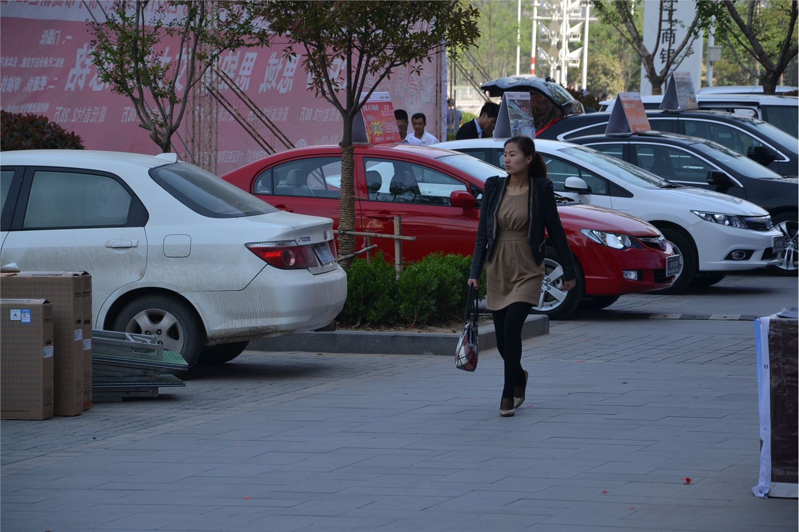 [户外街拍] 2013.08.01 匆匆忙忙上班美女