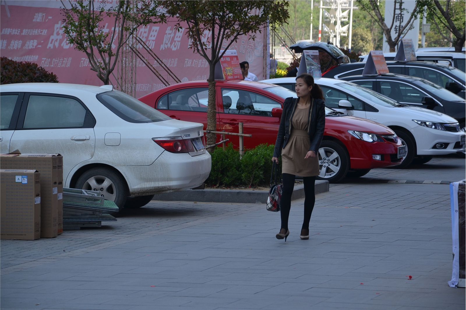 [户外街拍] 2013.08.01 匆匆忙忙上班美女