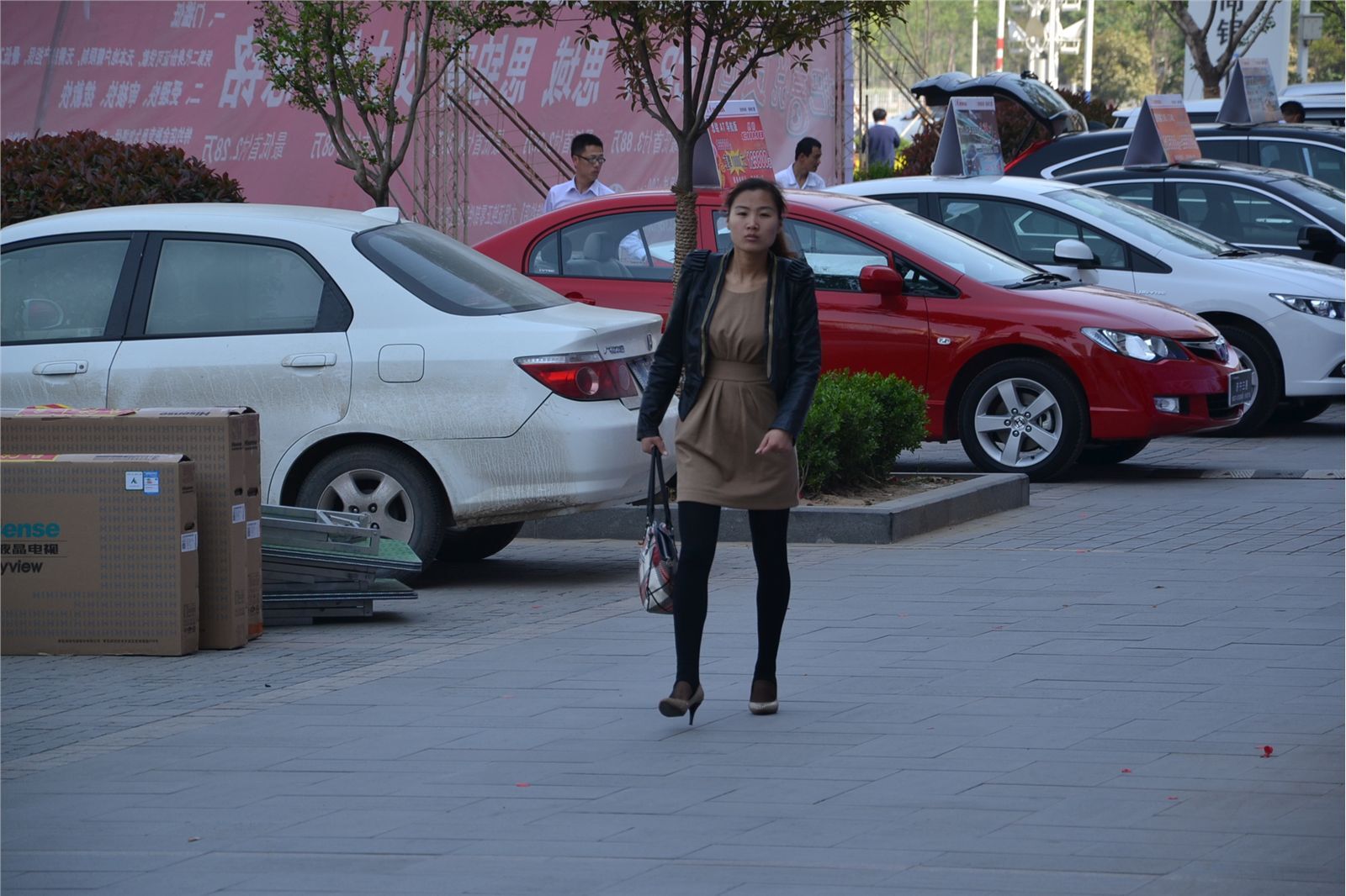 [户外街拍] 2013.08.01 匆匆忙忙上班美女