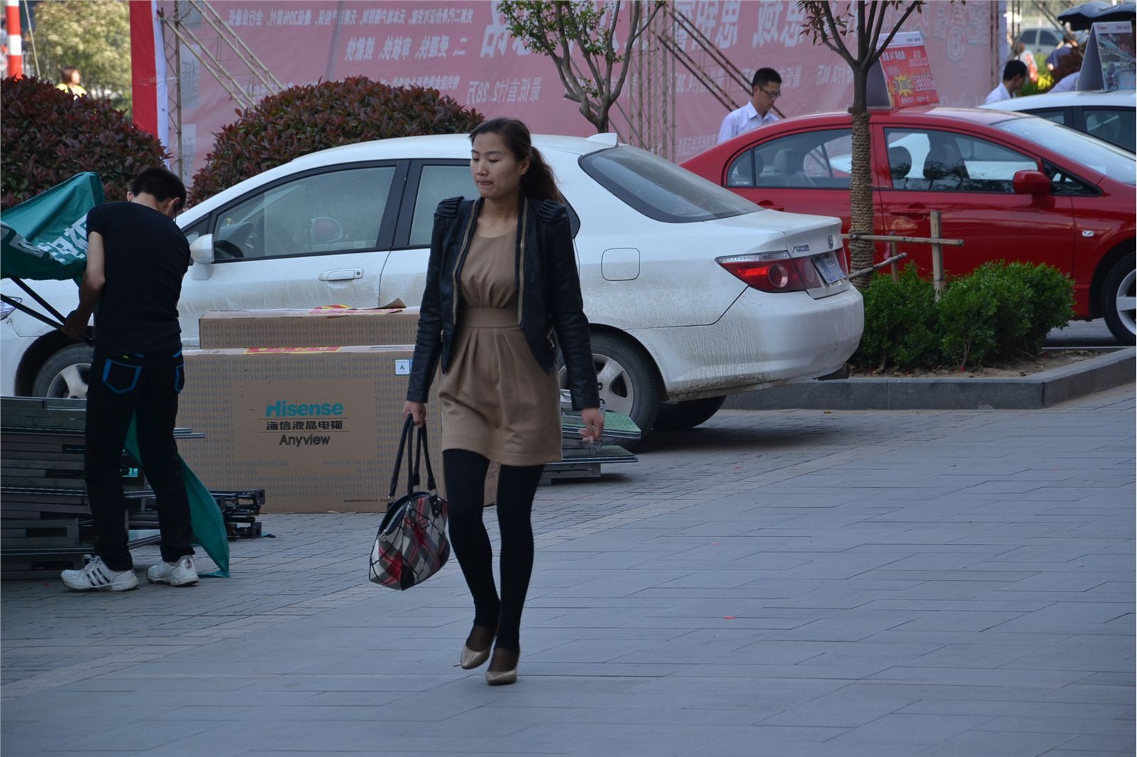 [户外街拍] 2013.08.01 匆匆忙忙上班美女