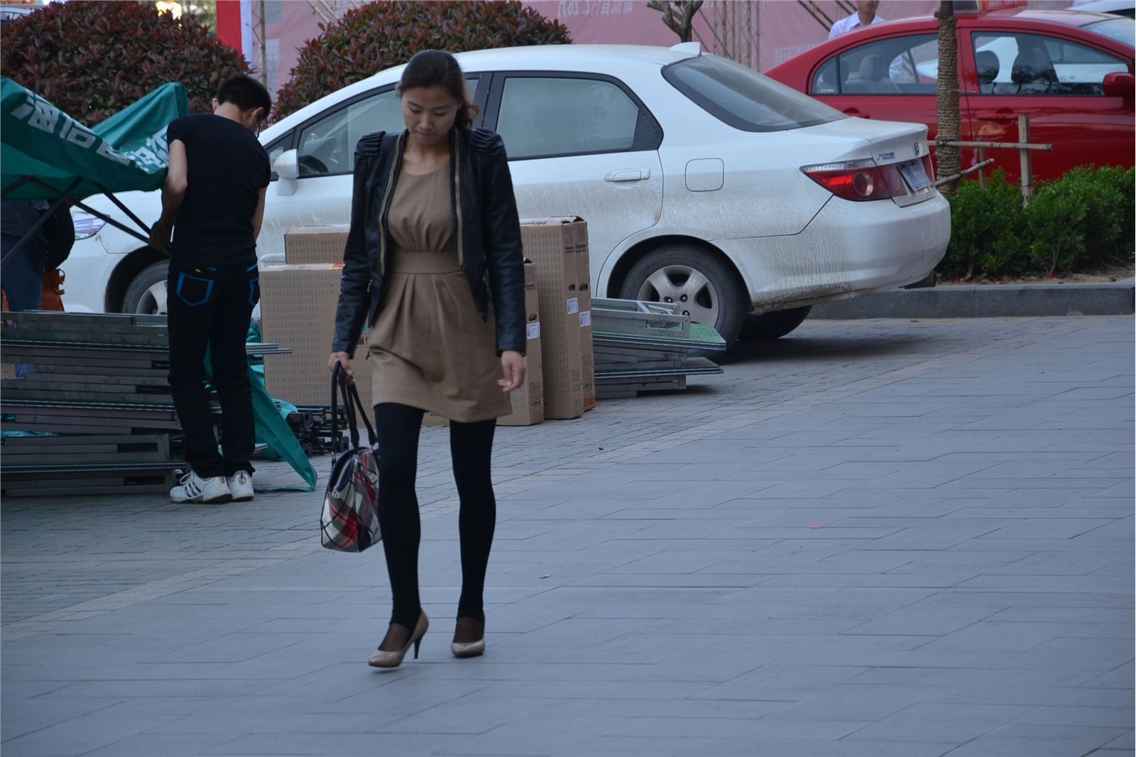 [户外街拍] 2013.08.01 匆匆忙忙上班美女