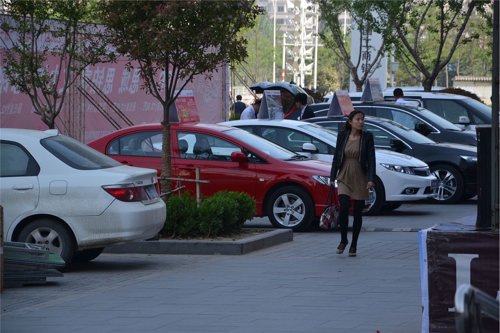 [户外街拍] 2013.08.01 匆匆忙忙上班美女
