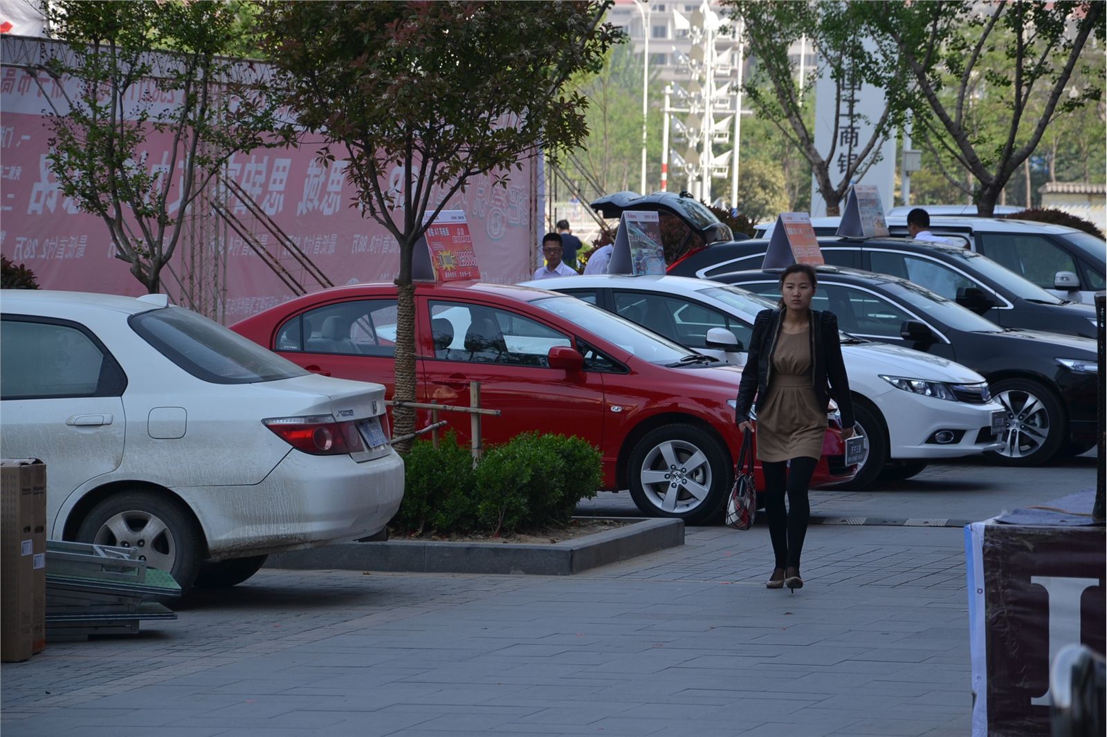 [户外街拍] 2013.08.01 匆匆忙忙上班美女