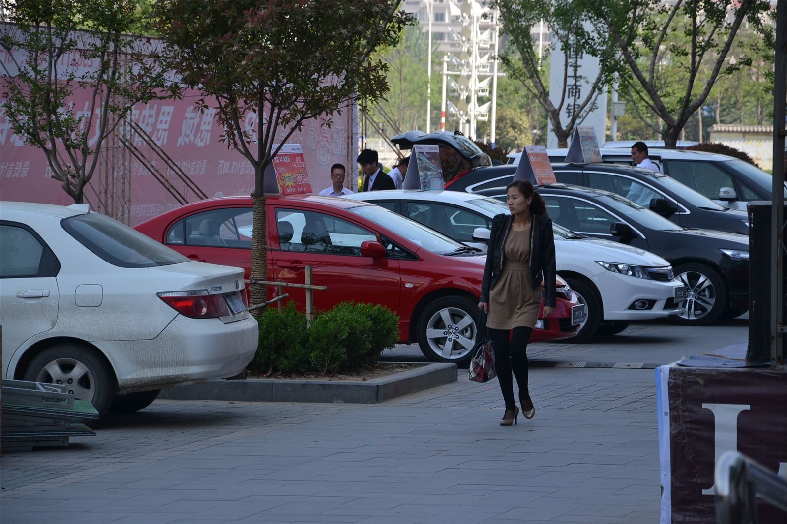 [户外街拍] 2013.08.01 匆匆忙忙上班美女