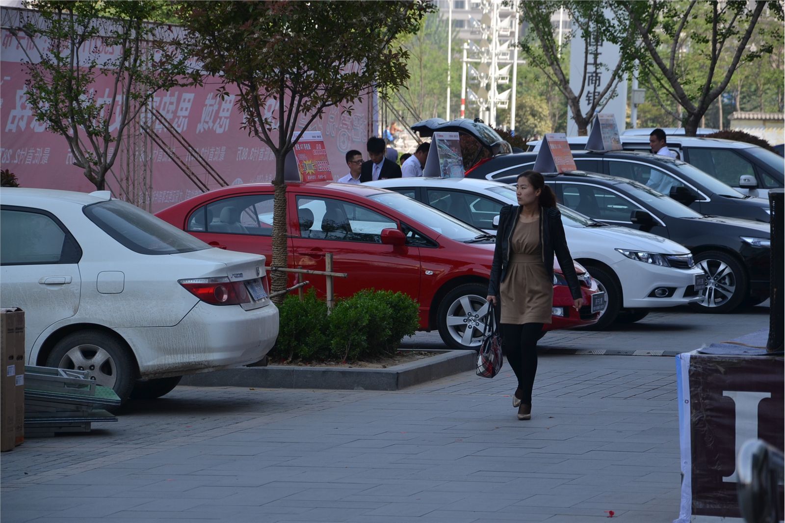 [户外街拍] 2013.08.01 匆匆忙忙上班美女