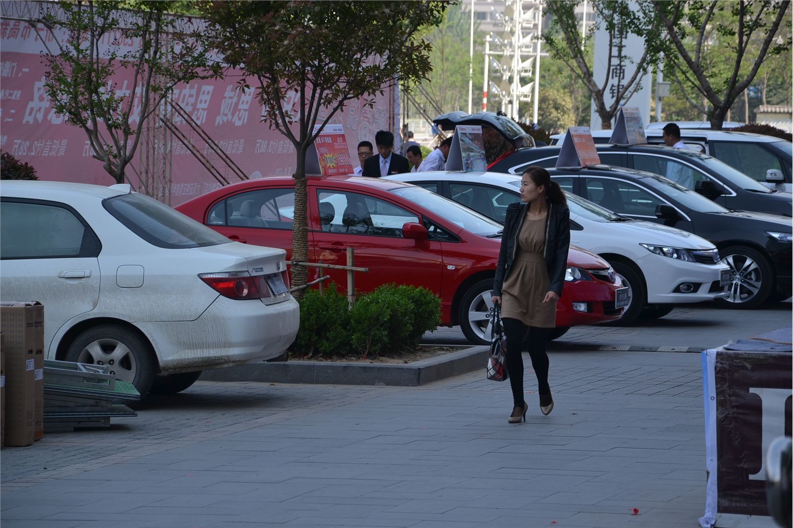 [户外街拍] 2013.08.01 匆匆忙忙上班美女