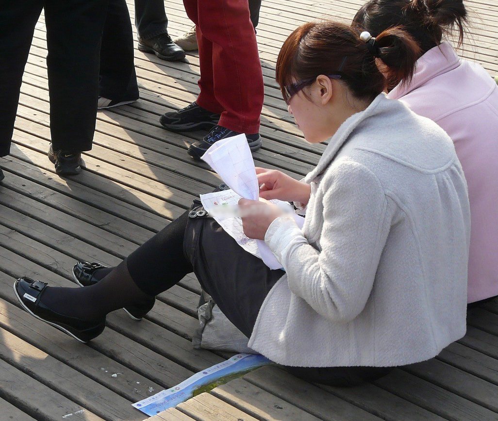 [户外街拍] 2013.08.01 刺绣的MM--丝脚特写