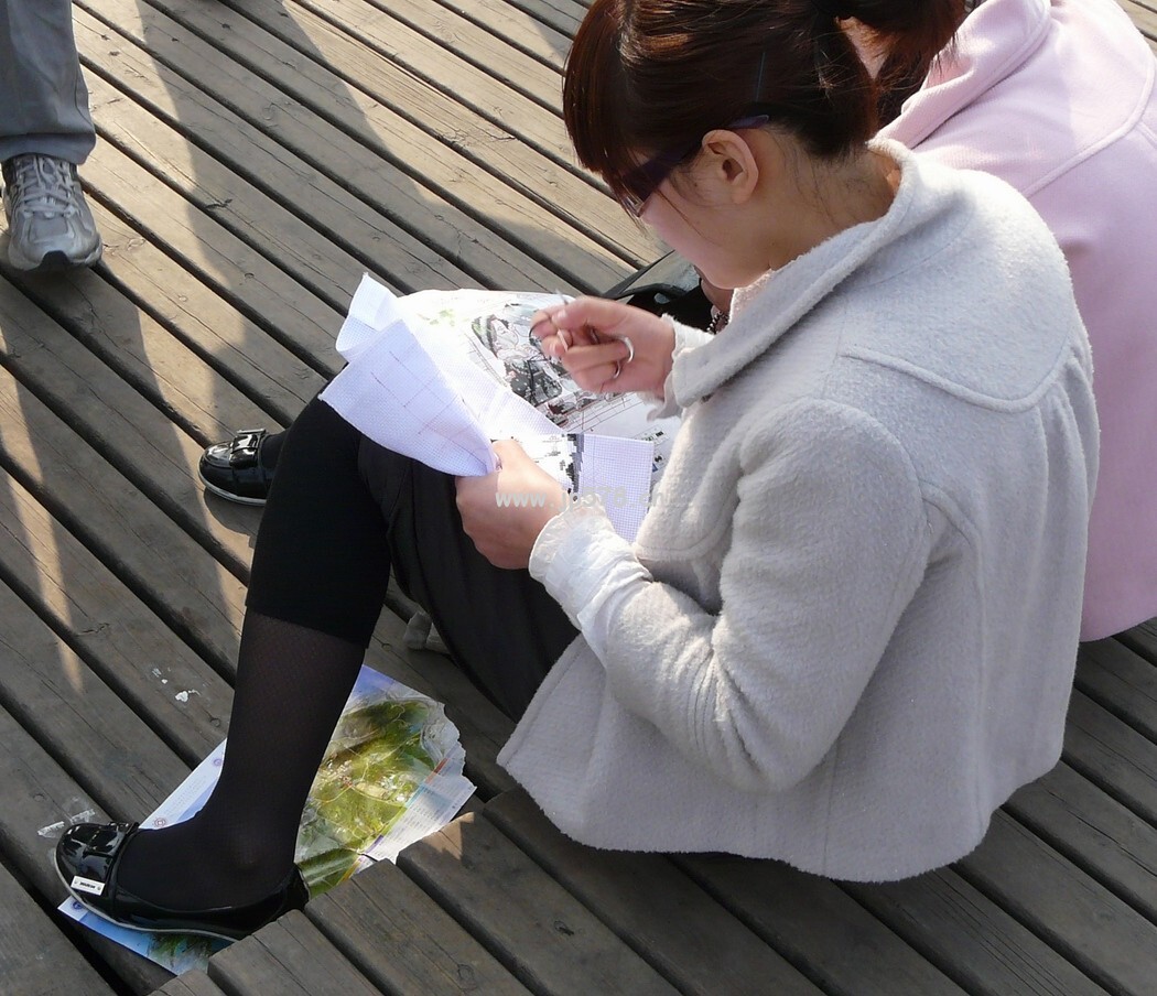 [户外街拍] 2013.08.01 刺绣的MM--丝脚特写