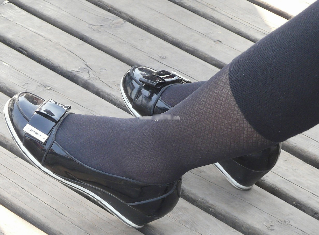 [户外街拍] 2013.08.01 刺绣的MM--丝脚特写