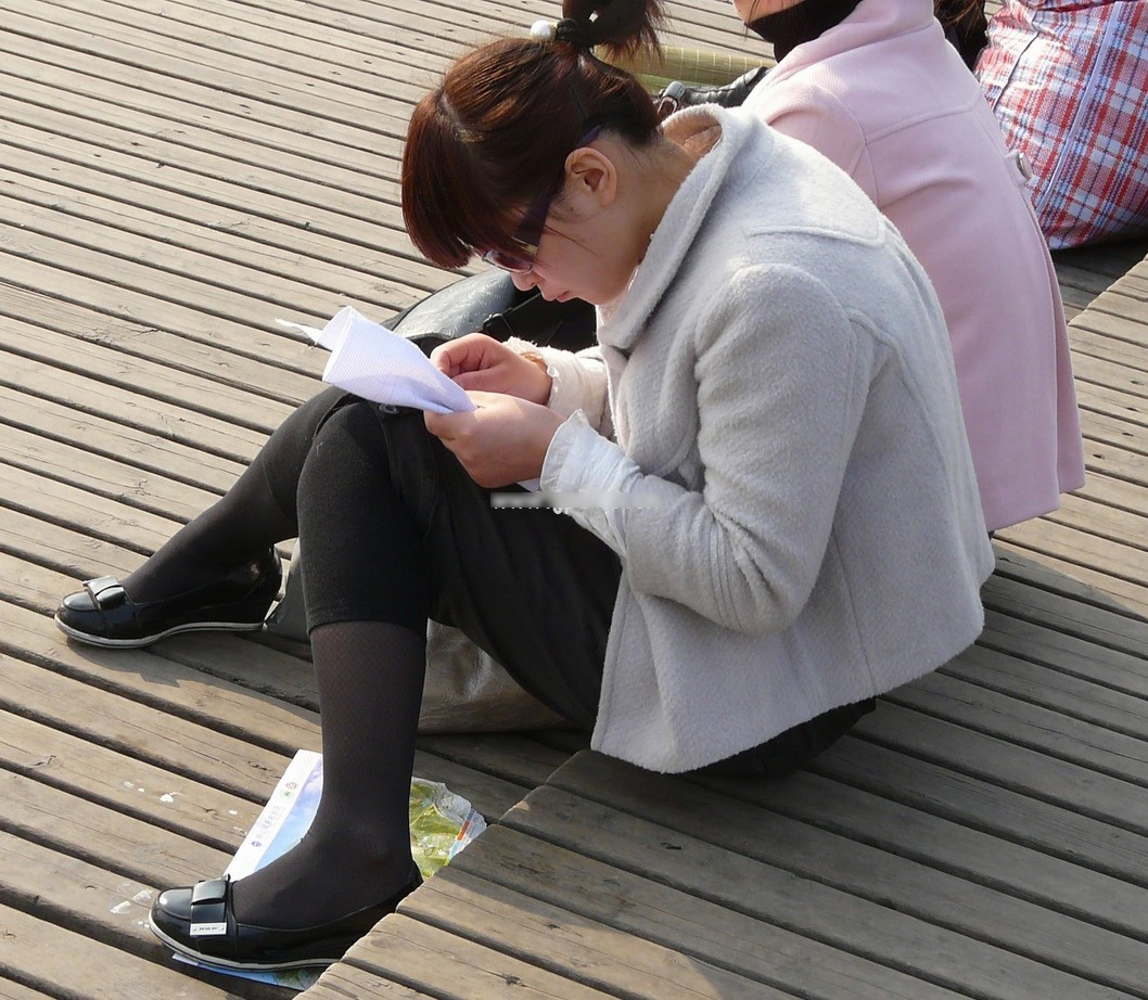 [户外街拍] 2013.08.01 刺绣的MM--丝脚特写