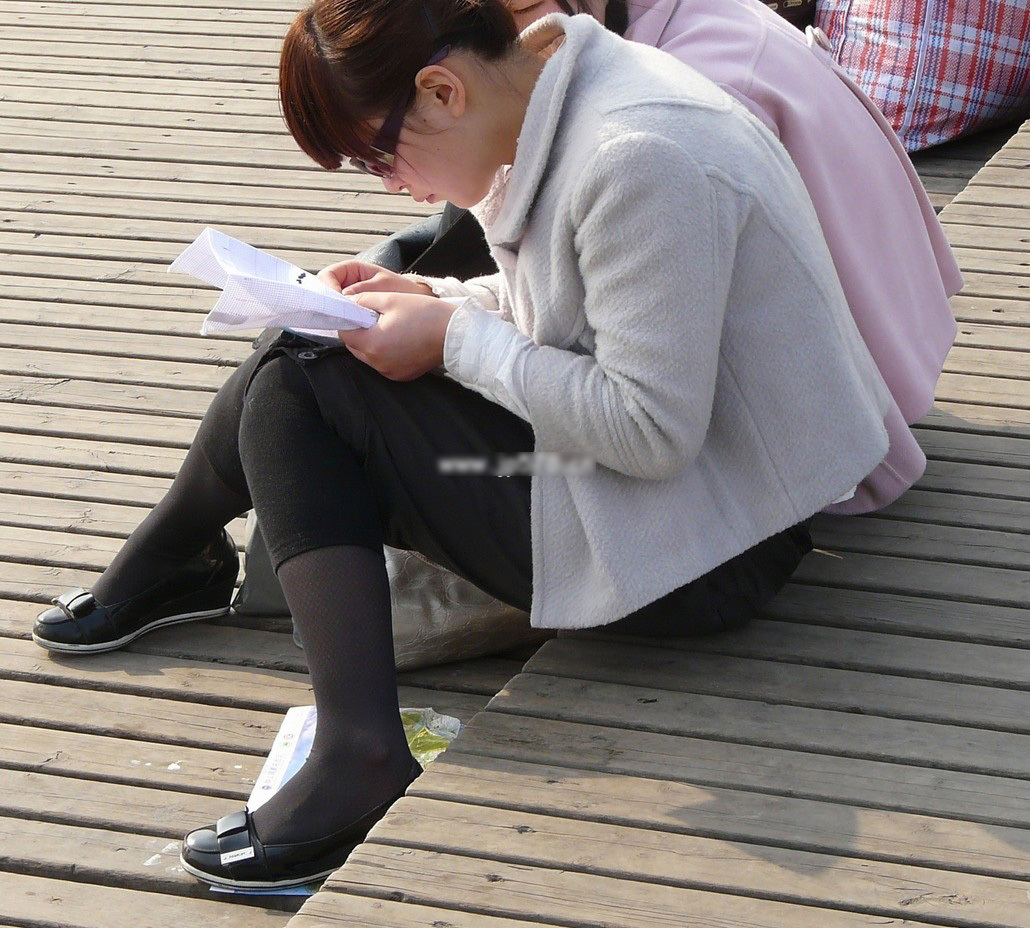 [户外街拍] 2013.08.01 刺绣的MM--丝脚特写