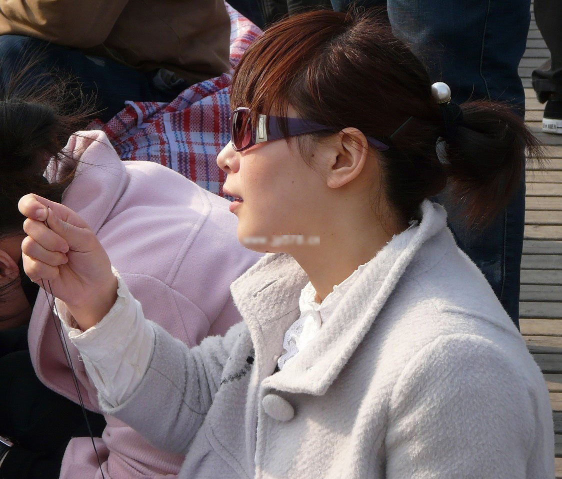 [户外街拍] 2013.08.01 刺绣的MM--丝脚特写