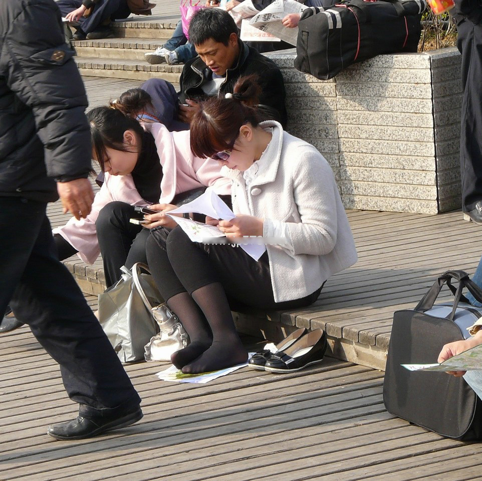 [户外街拍] 2013.08.01 刺绣的MM--丝脚特写