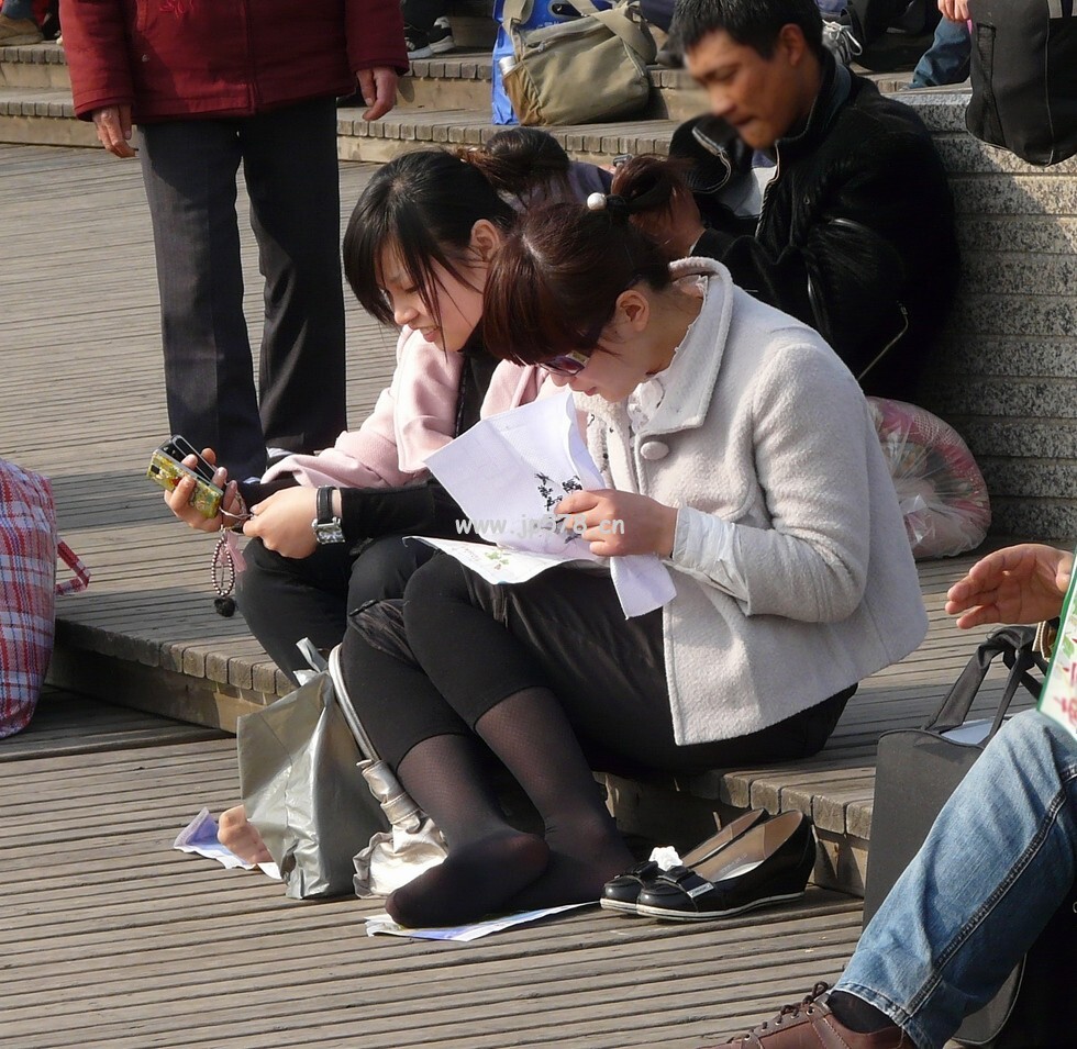 [户外街拍] 2013.08.01 刺绣的MM--丝脚特写