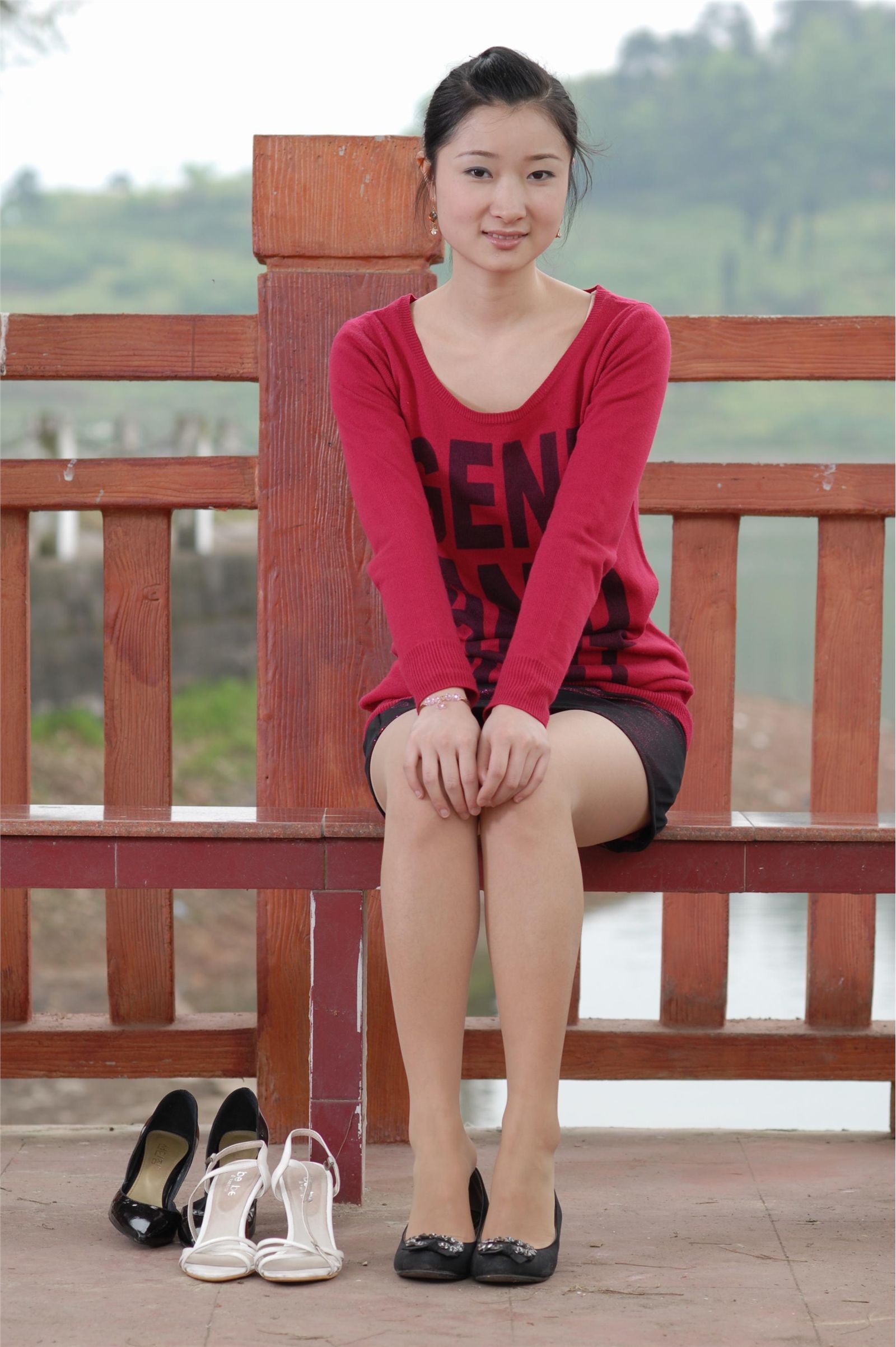 伊莲 婉秋 湖边的红艳