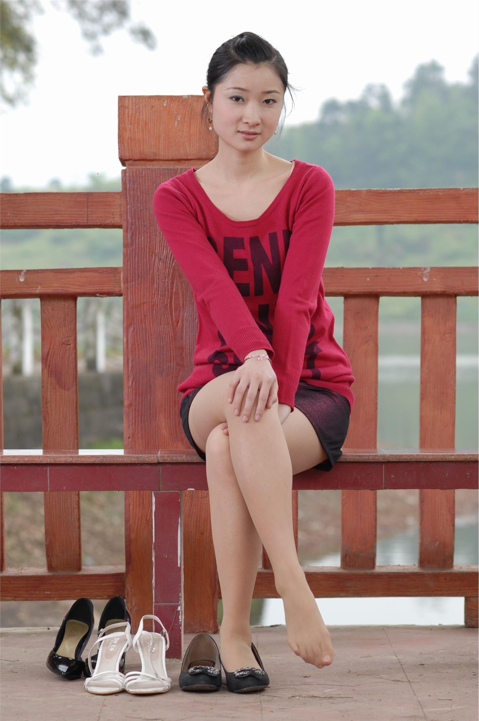 伊莲 婉秋 湖边的红艳