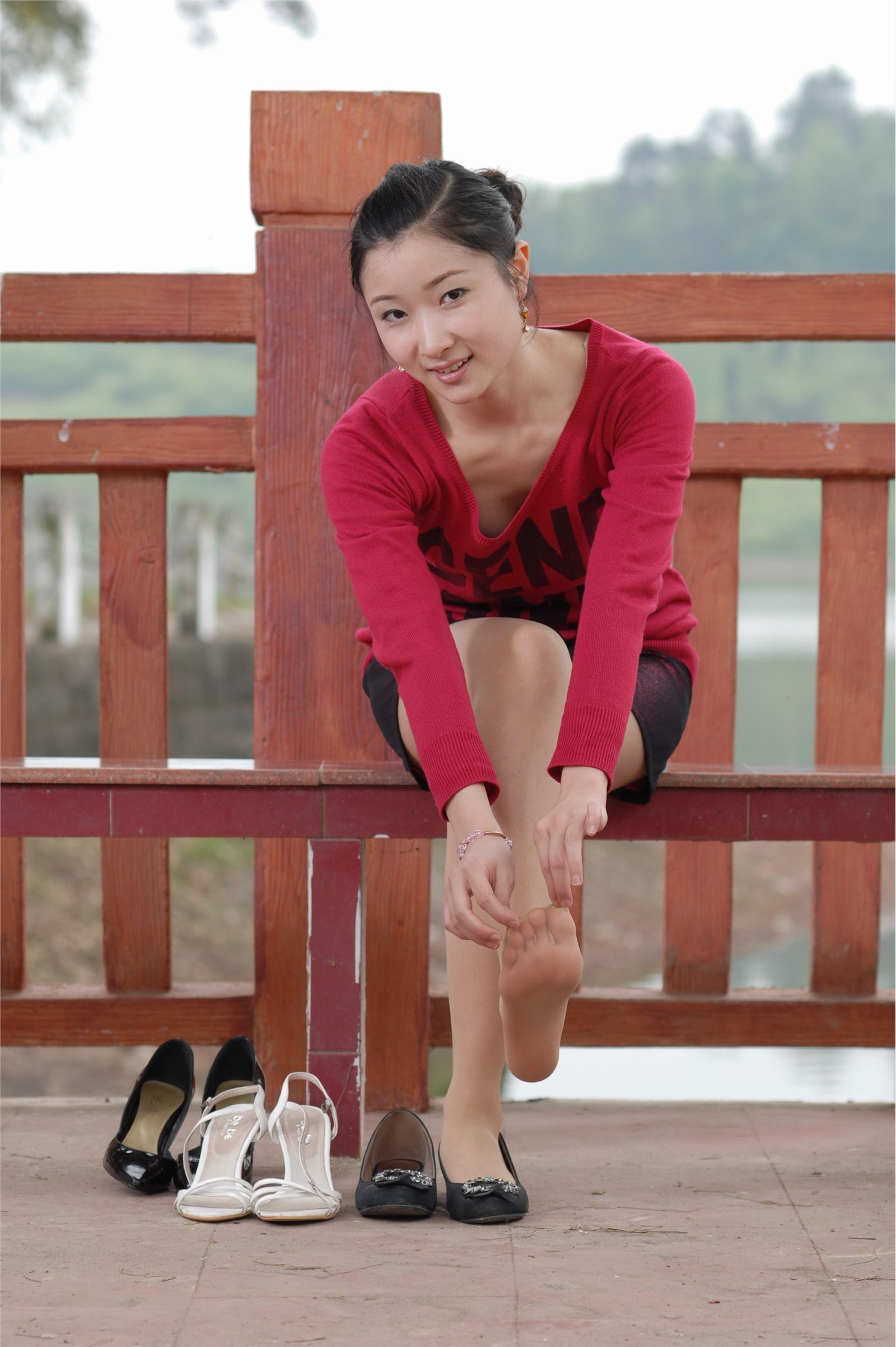 伊莲 婉秋 湖边的红艳