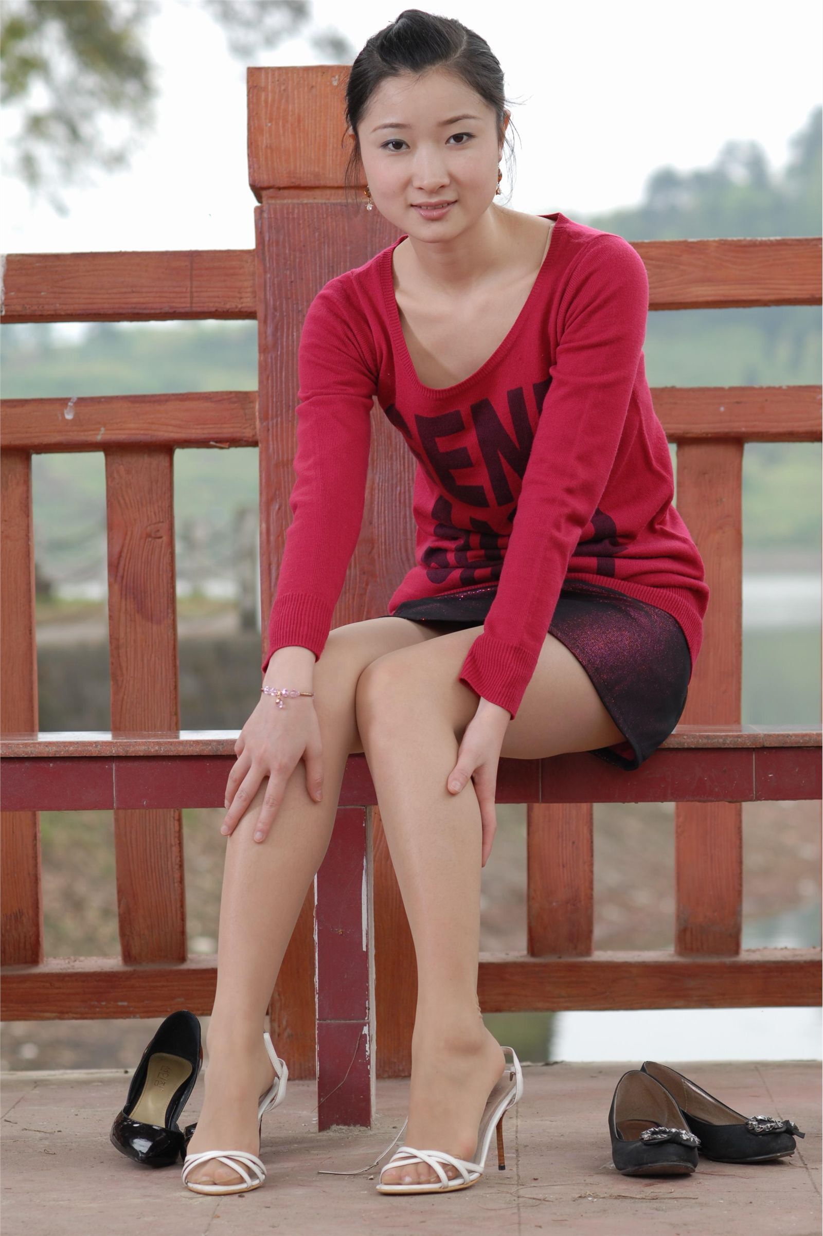 伊莲 婉秋 湖边的红艳