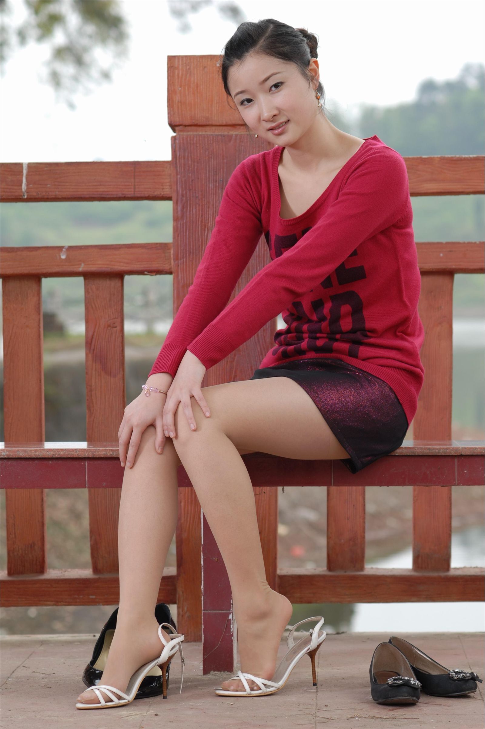 伊莲 婉秋 湖边的红艳