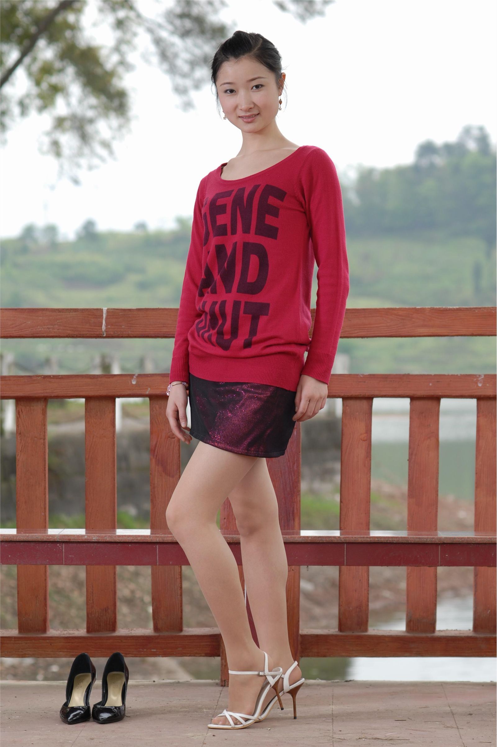 伊莲 婉秋 湖边的红艳