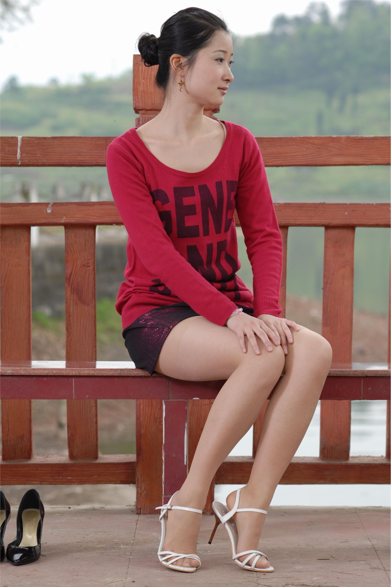 伊莲 婉秋 湖边的红艳