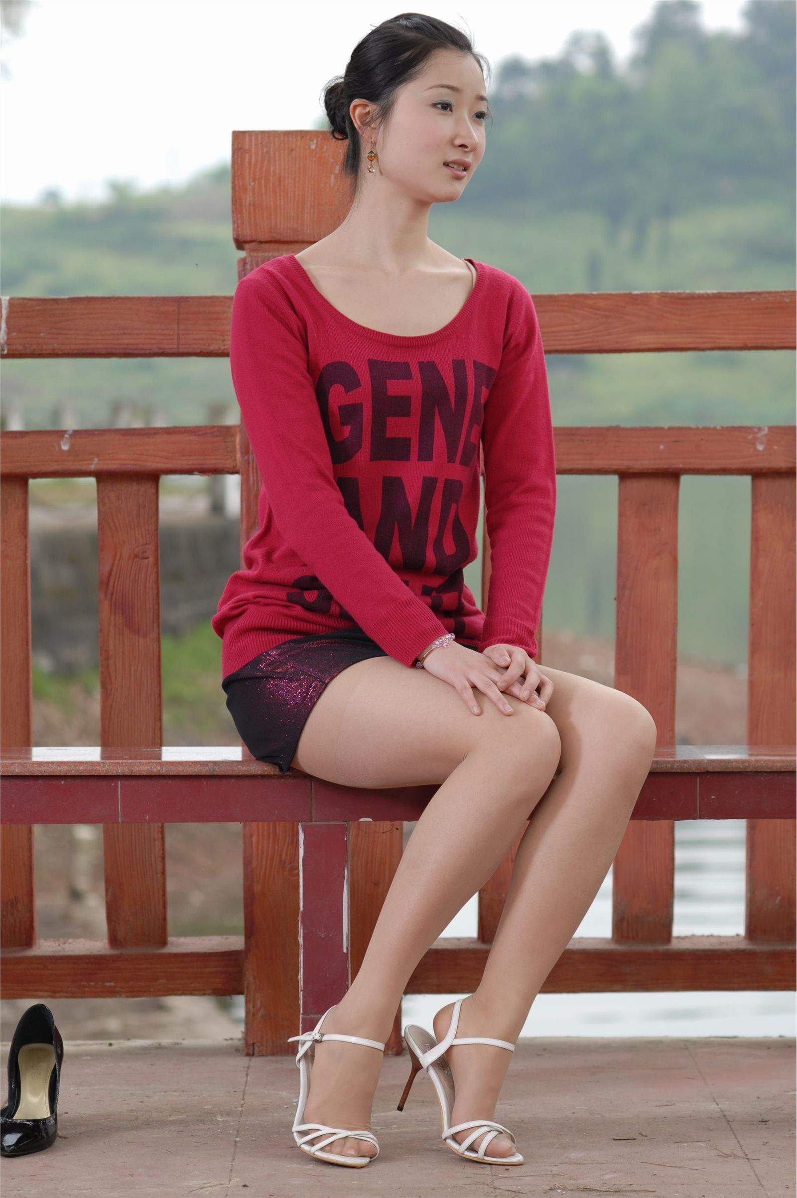 伊莲 婉秋 湖边的红艳