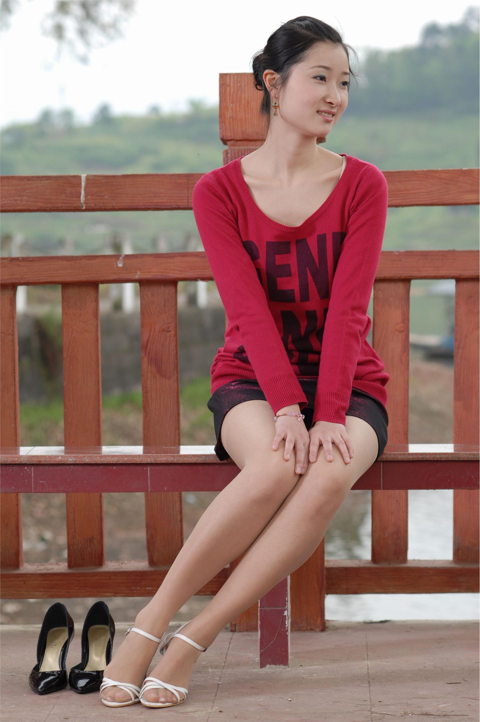 伊莲 婉秋 湖边的红艳