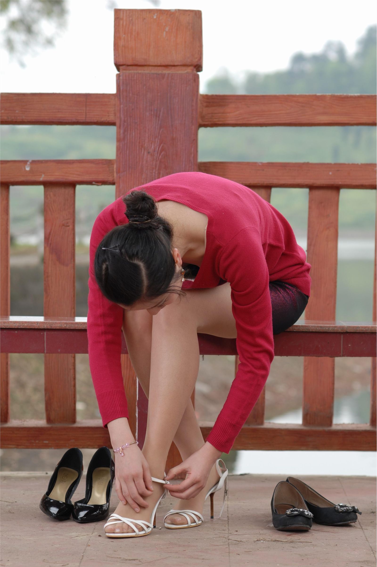 伊莲 婉秋 湖边的红艳