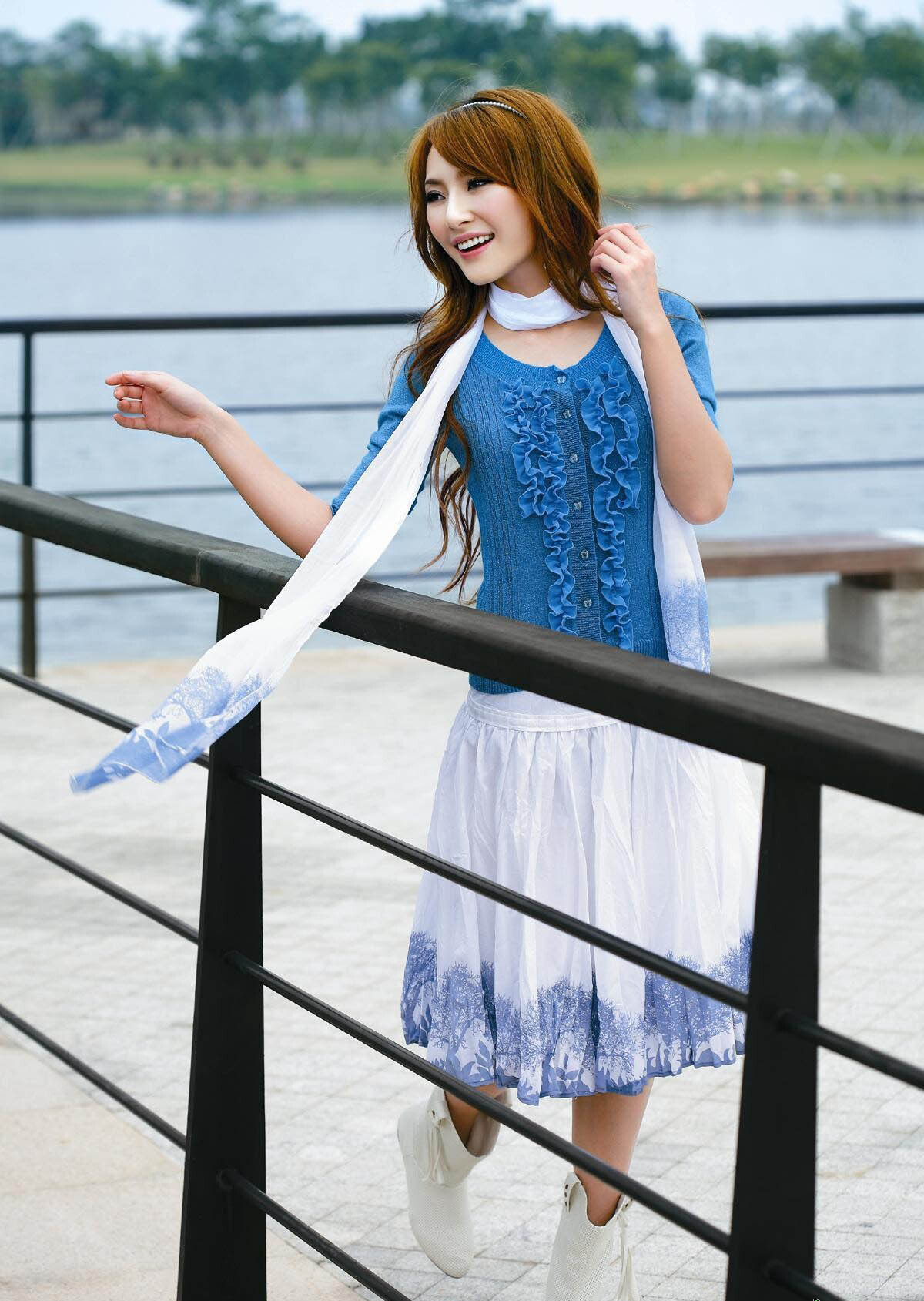 清纯俊美职场美女