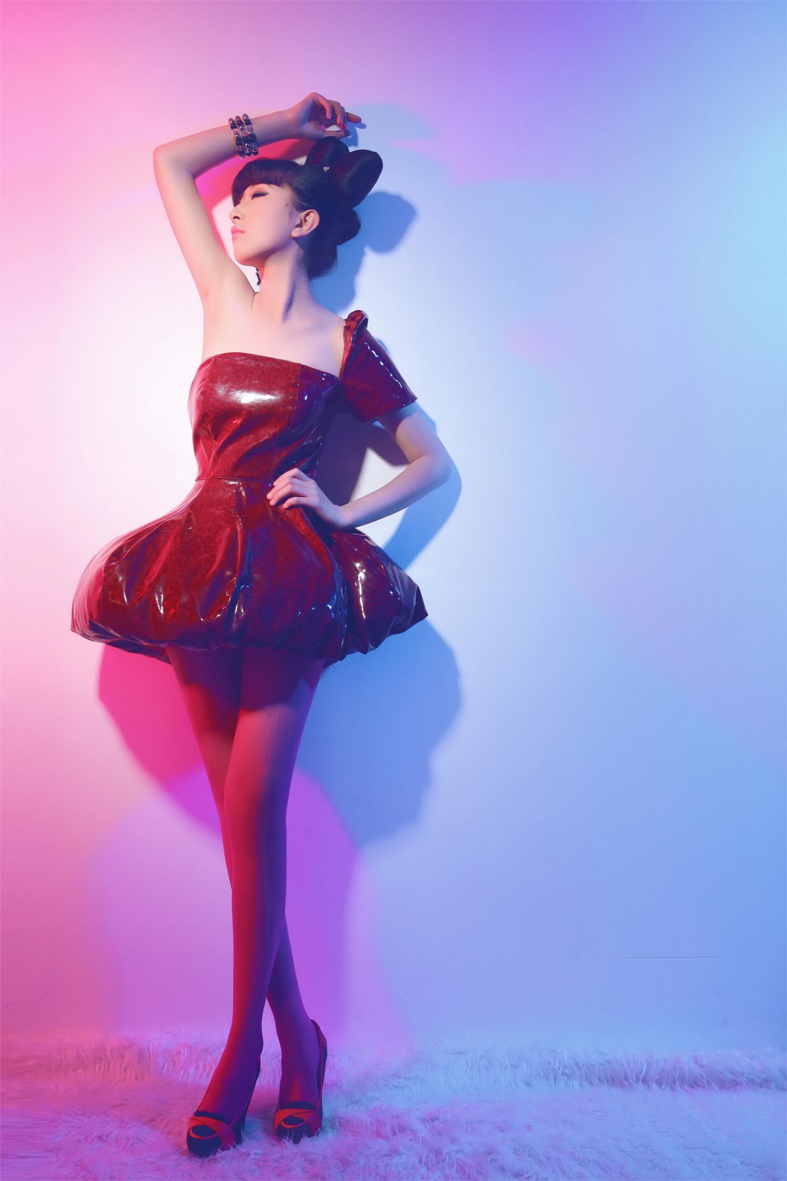 性感美人夏小薇 豪车前凸后翘 黑丝诱惑 可爱粉嫩女孩