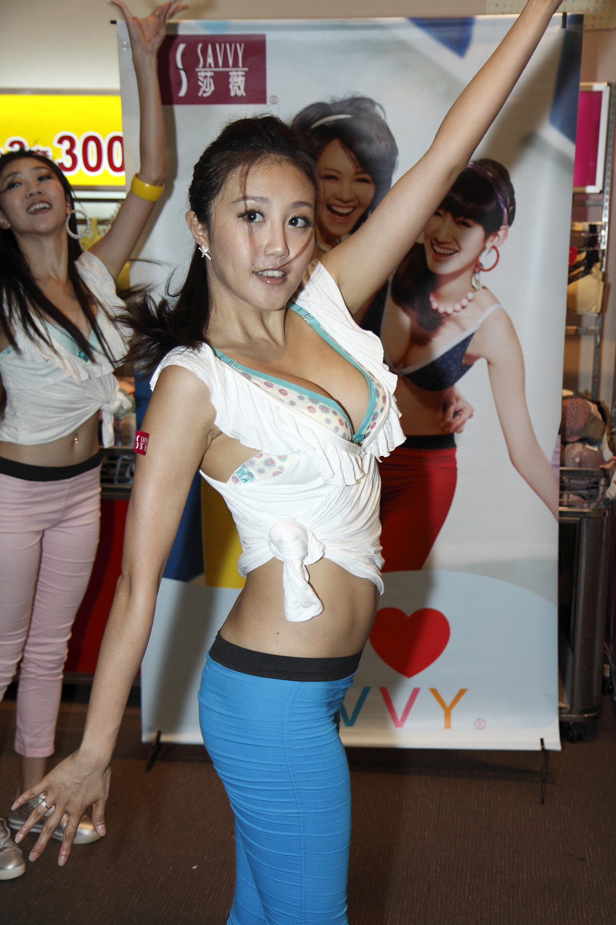 2011莎薇內衣代言 性感美腿模特套图