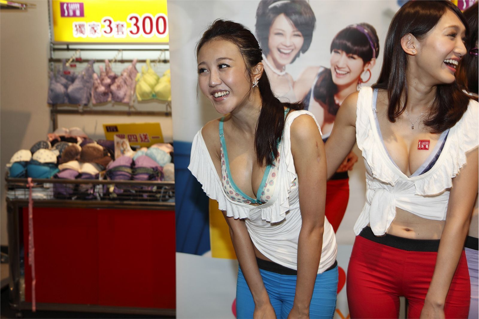 2011莎薇內衣代言 性感美腿模特套图