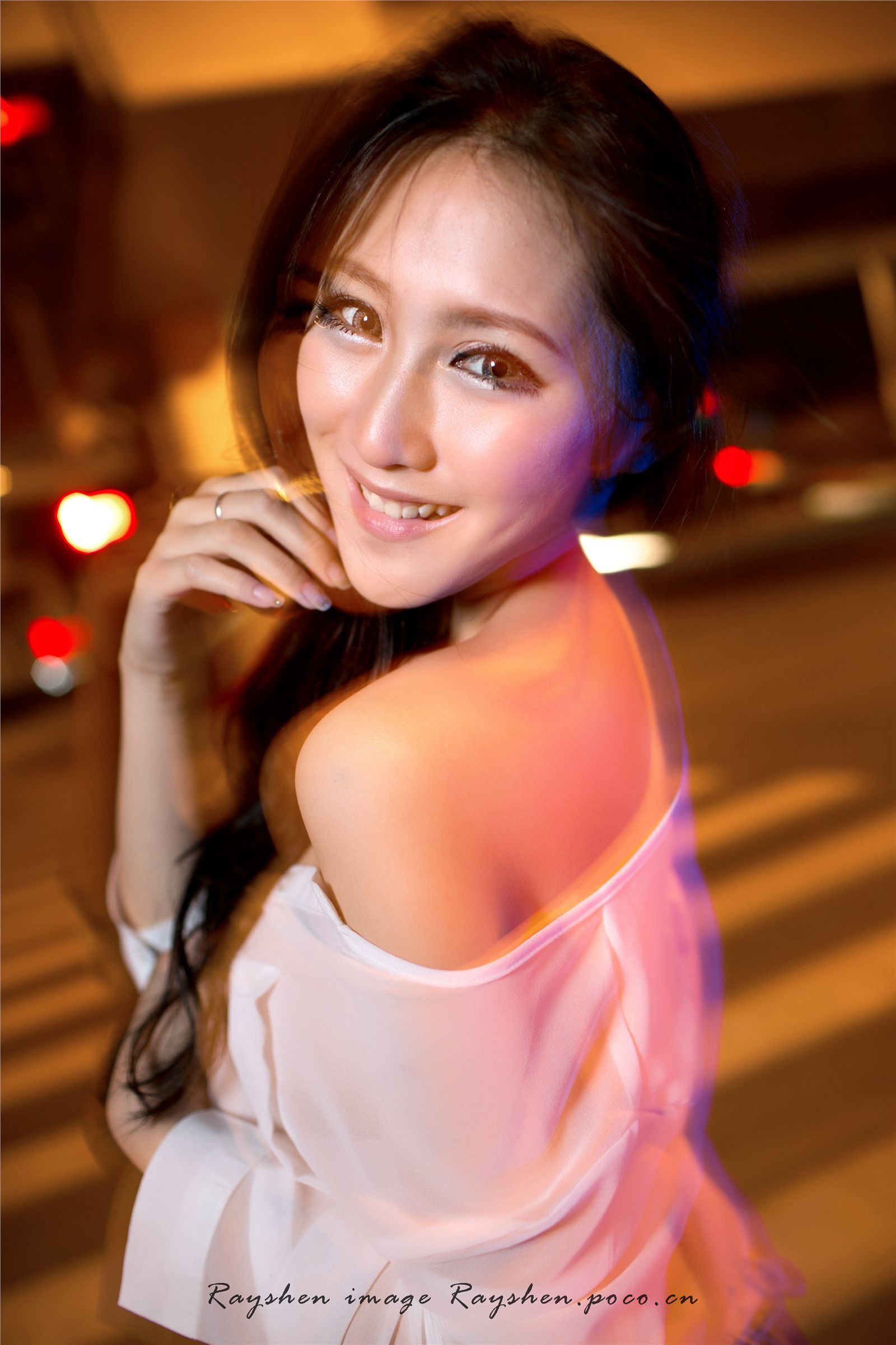 俏皮粉红时尚女郎　高清内衣秀大图　白里透玉长发美腿MM