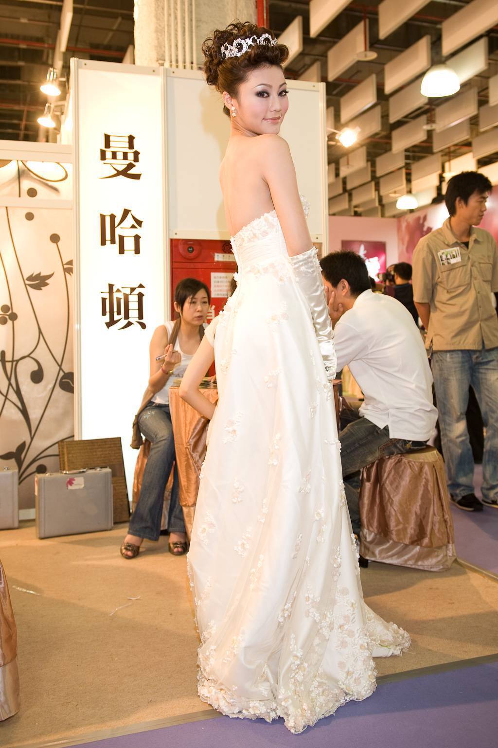 裴紫绮韩国最新街拍 潮妞最爱休闲风　台北婚纱展的靓丽美背