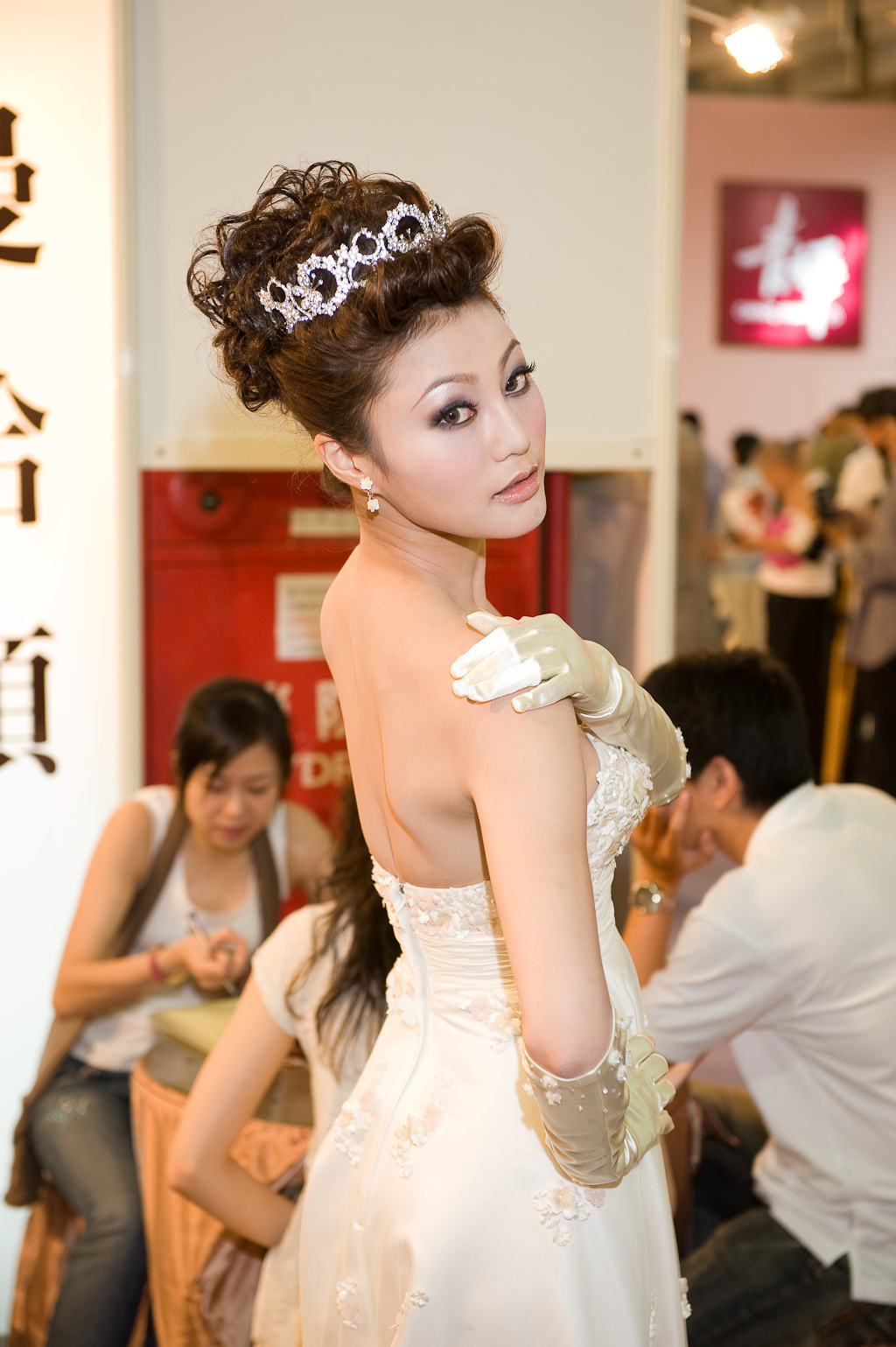 裴紫绮韩国最新街拍 潮妞最爱休闲风　台北婚纱展的靓丽美背