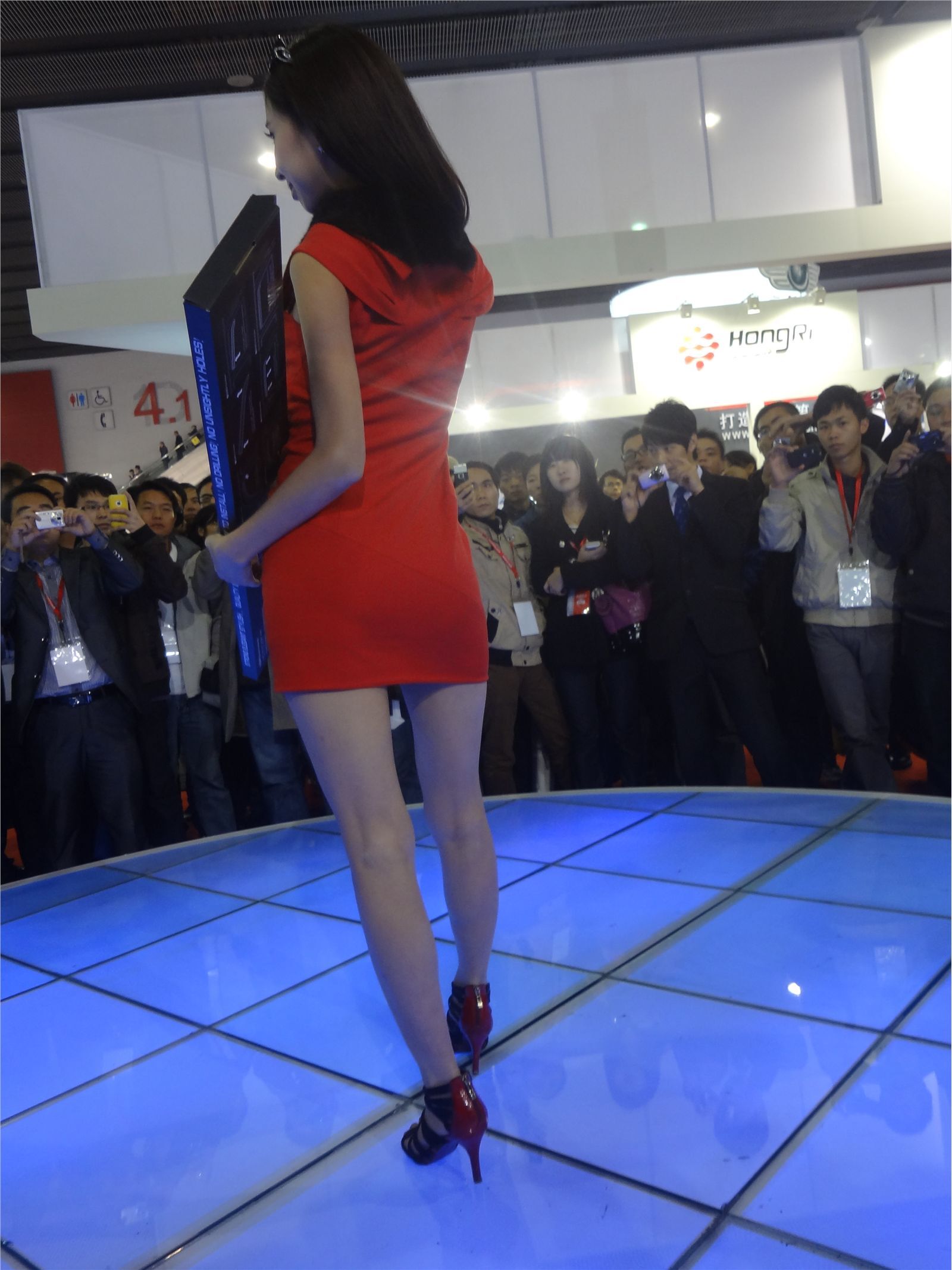 2012广州改装车展车模　国产模特车模写真套图