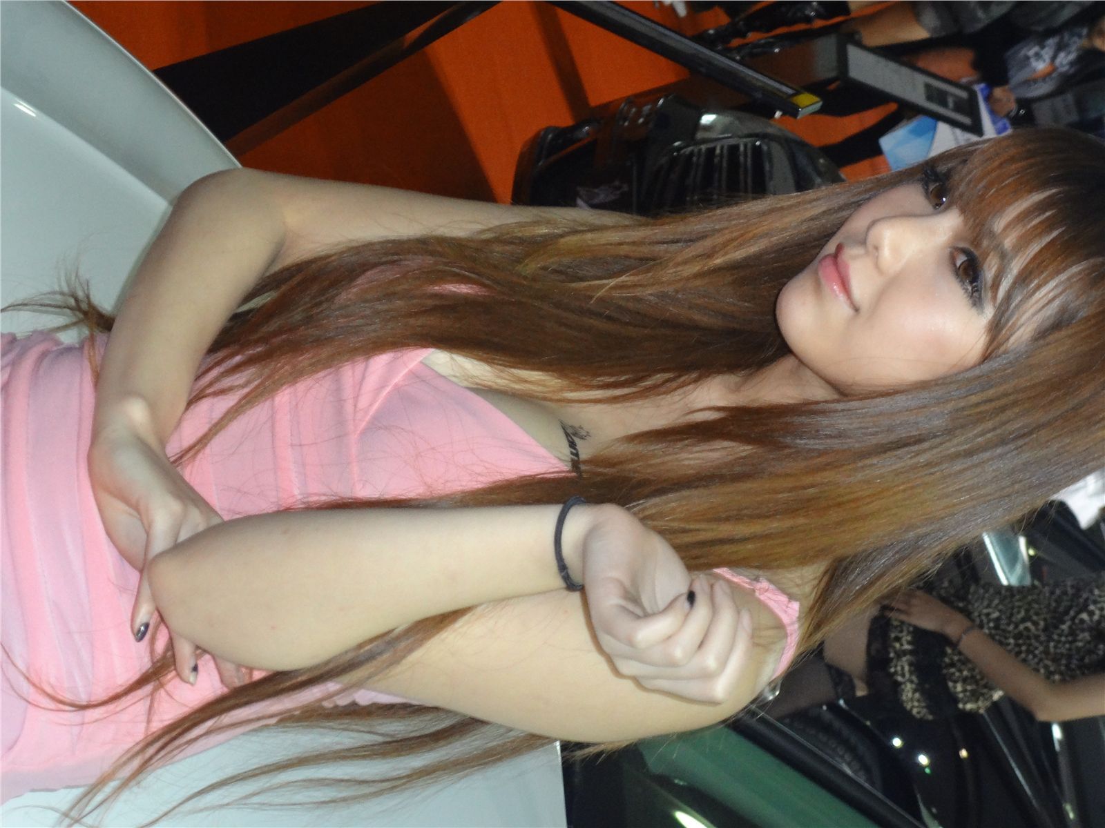 2012广州改装车展车模　国产模特制服诱惑